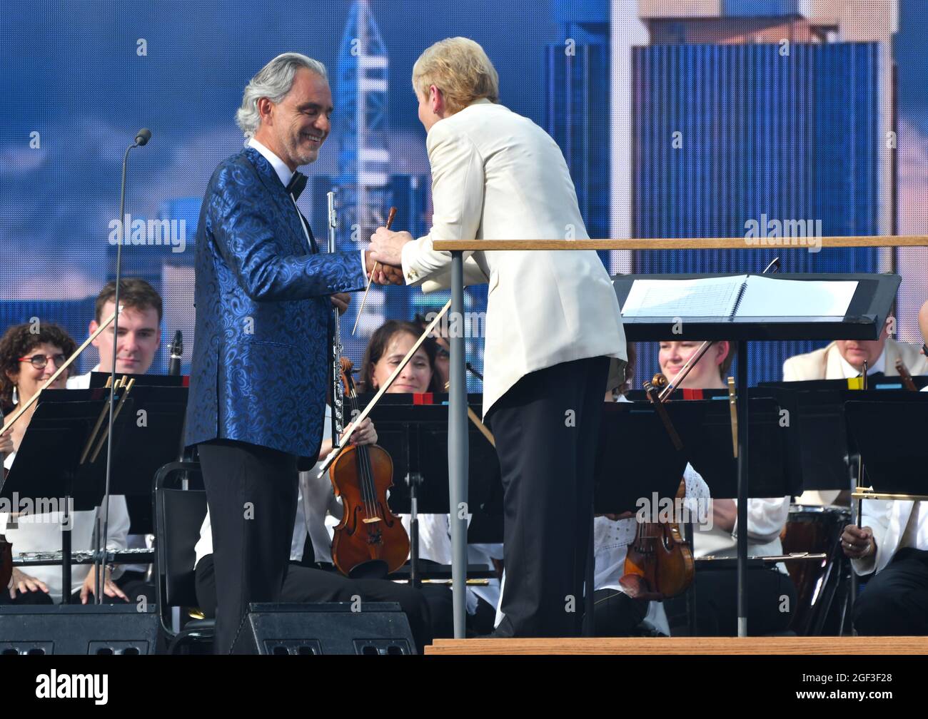 NEW YORK, NEW YORK - 21. AUGUST: Andrea Bocelli spielt auf der Bühne mit dem New York Philharmonic während We Love NYC: The Homecoming Concert, produziert von NYC, Clive Davis und Live Nation am 21. August 2021 in New York City. (Foto von John Atashian) Stockfoto