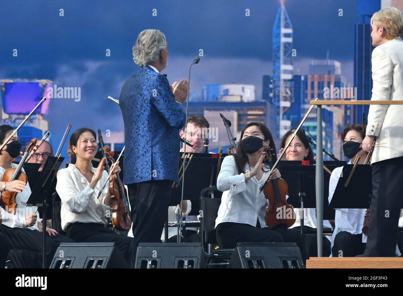 NEW YORK, NEW YORK - 21. AUGUST: Andrea Bocelli spielt auf der Bühne mit dem New York Philharmonic während We Love NYC: The Homecoming Concert, produziert von NYC, Clive Davis und Live Nation am 21. August 2021 in New York City. (Foto von John Atashian) Stockfoto
