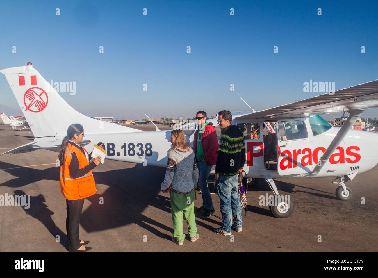 NAZCA, PERU - 31. MAI 2015: Kleines Flugzeug auf einer Landebahn von Nazca. Dieses Flugzeug wartet darauf, Touristen über die Nazca-Linien zu bringen. Stockfoto