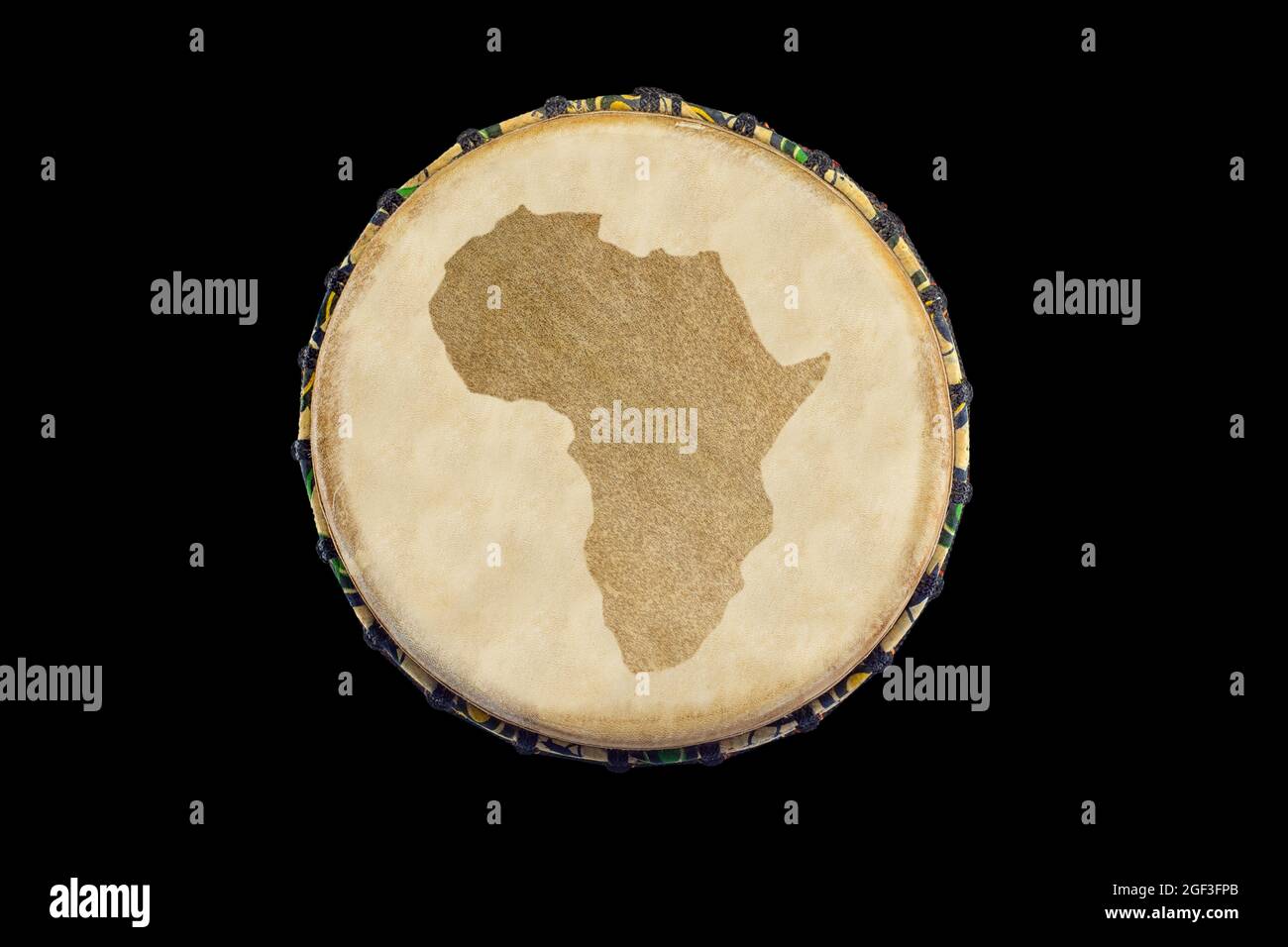 Draufsicht auf eine afrikanische traditionelle Djembe mit afrika Kontinent Silhouette auf schwarzem Hintergrund Stockfoto