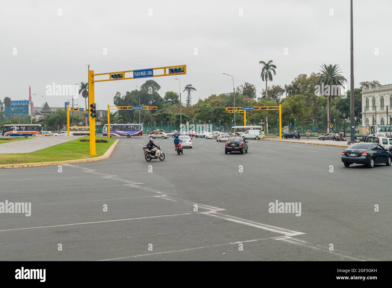 LIMA, PERU - 4. JUNI 2015: Große Straßenkreuzung am Plaza Grau in Lima. Stockfoto
