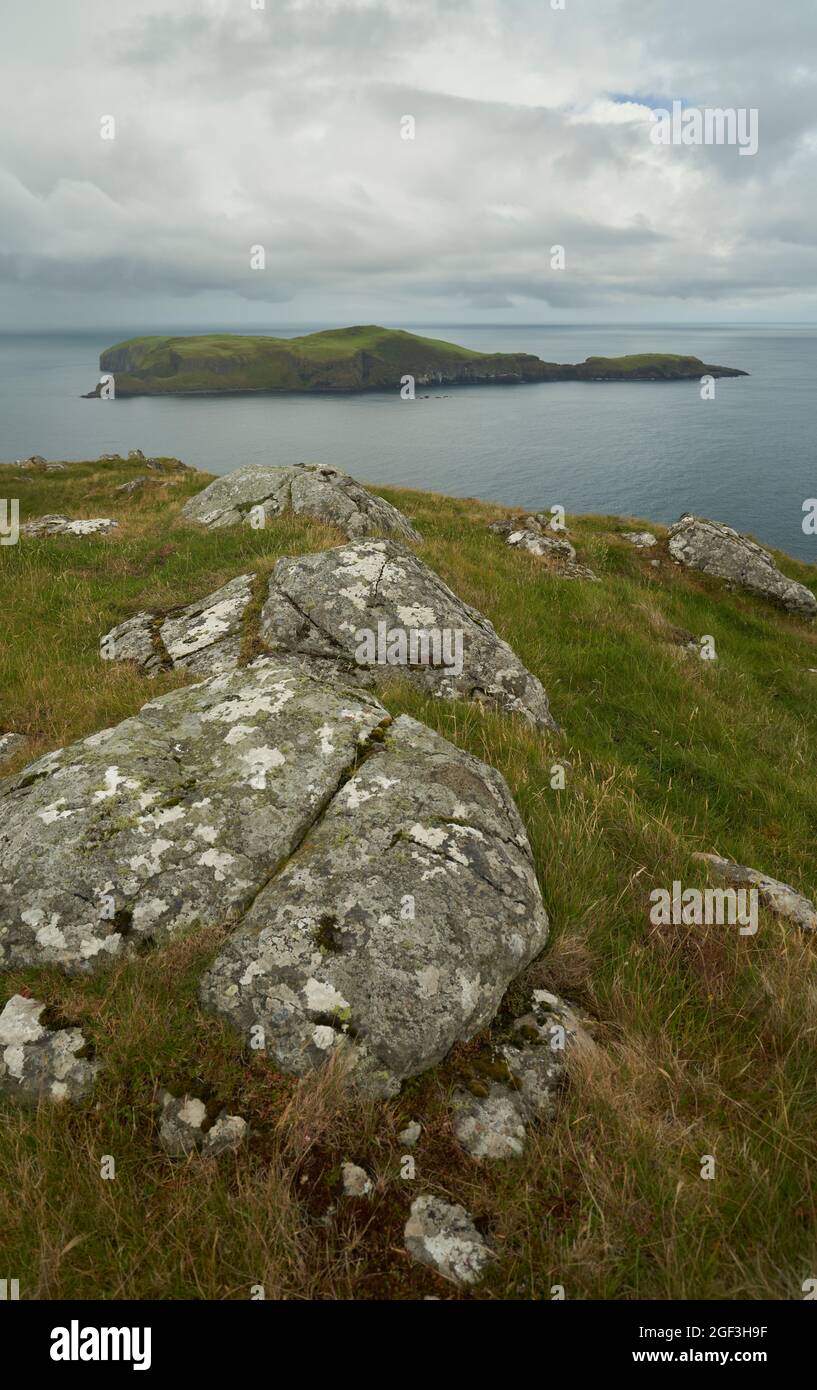 Blick von der Spitze von Eilean an Taighe auf Garbh Eilean in den Shiant Inseln. Stockfoto