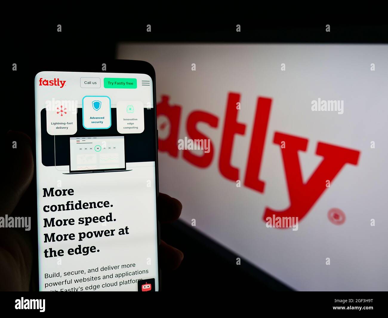 Person, die Smartphone mit Website des US-Cloud-Computing-Unternehmens Fastly Inc. Auf dem Bildschirm vor dem Logo hält. Konzentrieren Sie sich auf die Mitte des Telefondisplays. Stockfoto