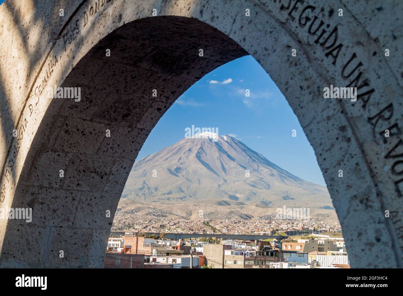 Misti-Vulkan und Bögen auf dem Yanahuara-Platz in Arequipa, Peru Stockfoto