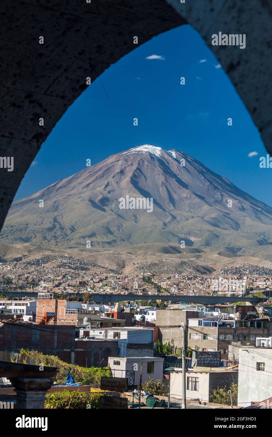 Misti-Vulkan und Bögen auf dem Yanahuara-Platz in Arequipa, Peru Stockfoto