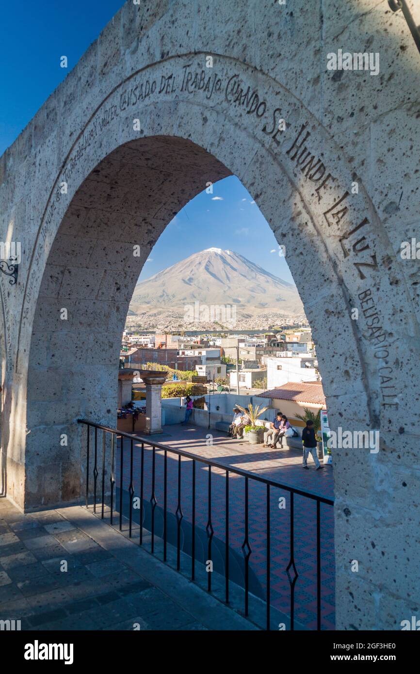 AREQUIPA, PERU - 30. MAI 2015: Misti-Vulkan und Bögen auf dem Yanahuara-Platz in Arequipa, Peru Stockfoto