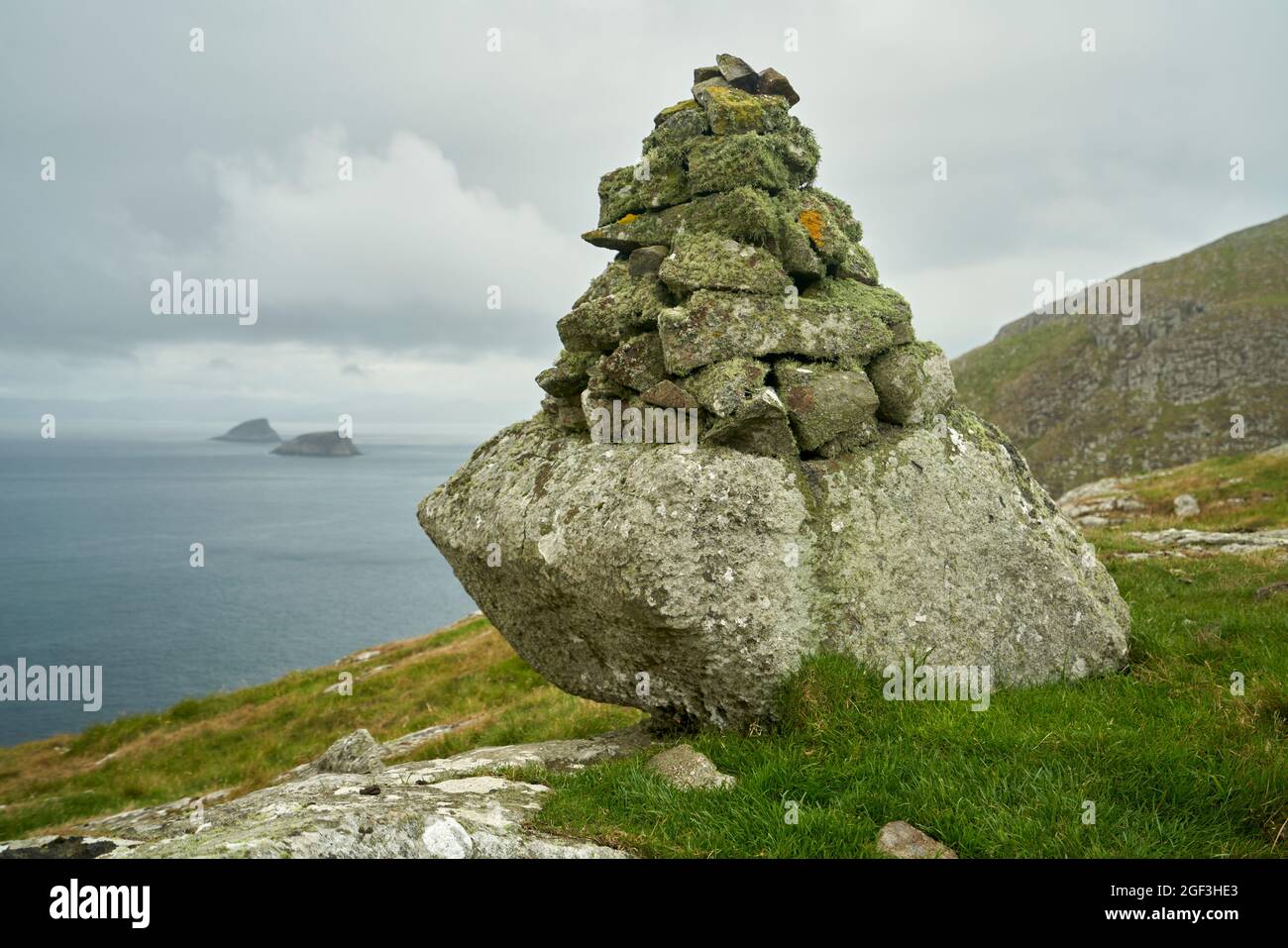 Ein alter Flechten-bedeckter Cairn auf einem Hügel auf den Shiant Isles in den äußeren Hebriden, Schottland. Stockfoto