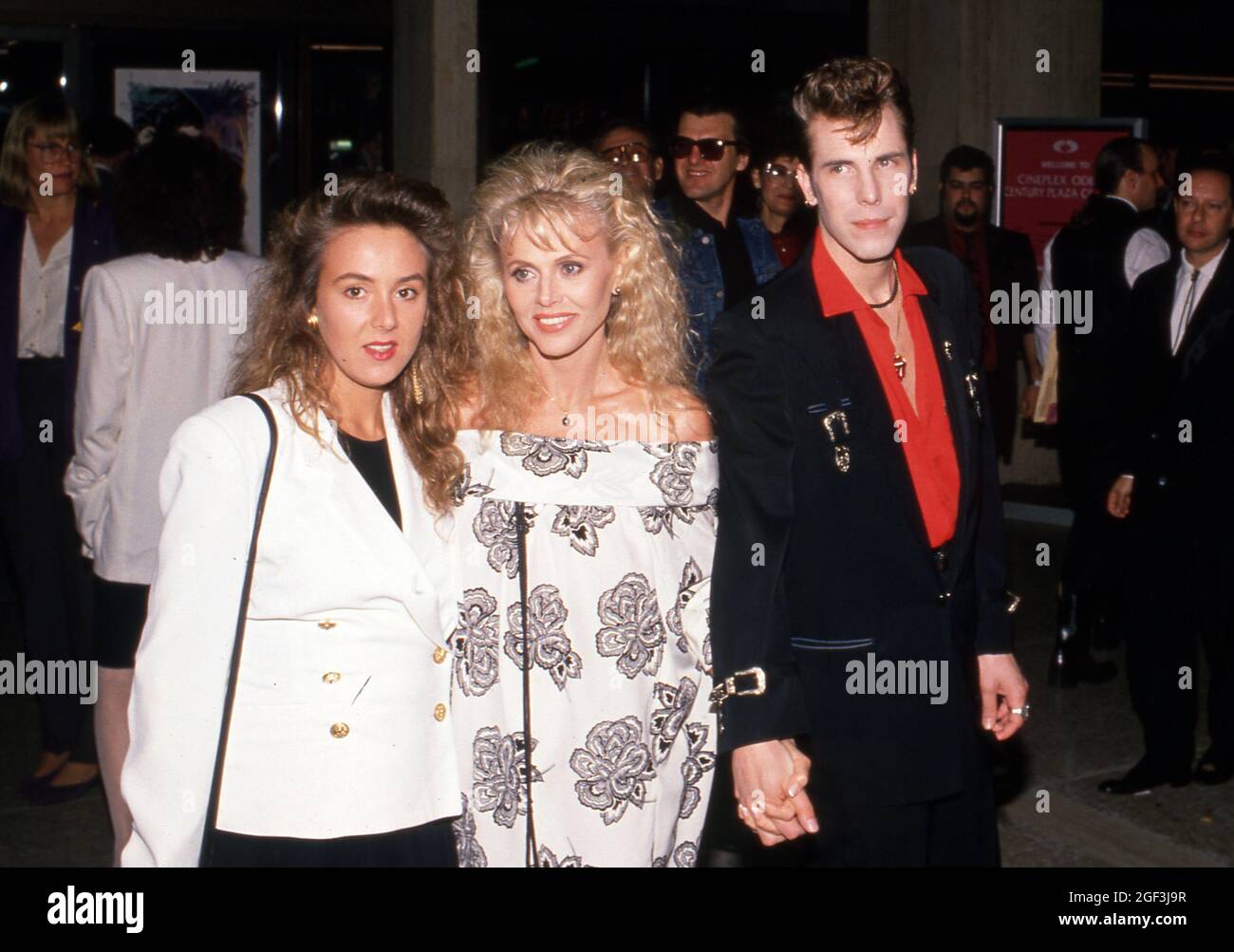 Britt Ekland, Tochter Victoria Sellers und Slim Jim Phantom während der Premiere von „Scandal“ in Los Angeles am 25. April 1989. Quelle: Ralph Dominguez/MediaPunch Stockfoto