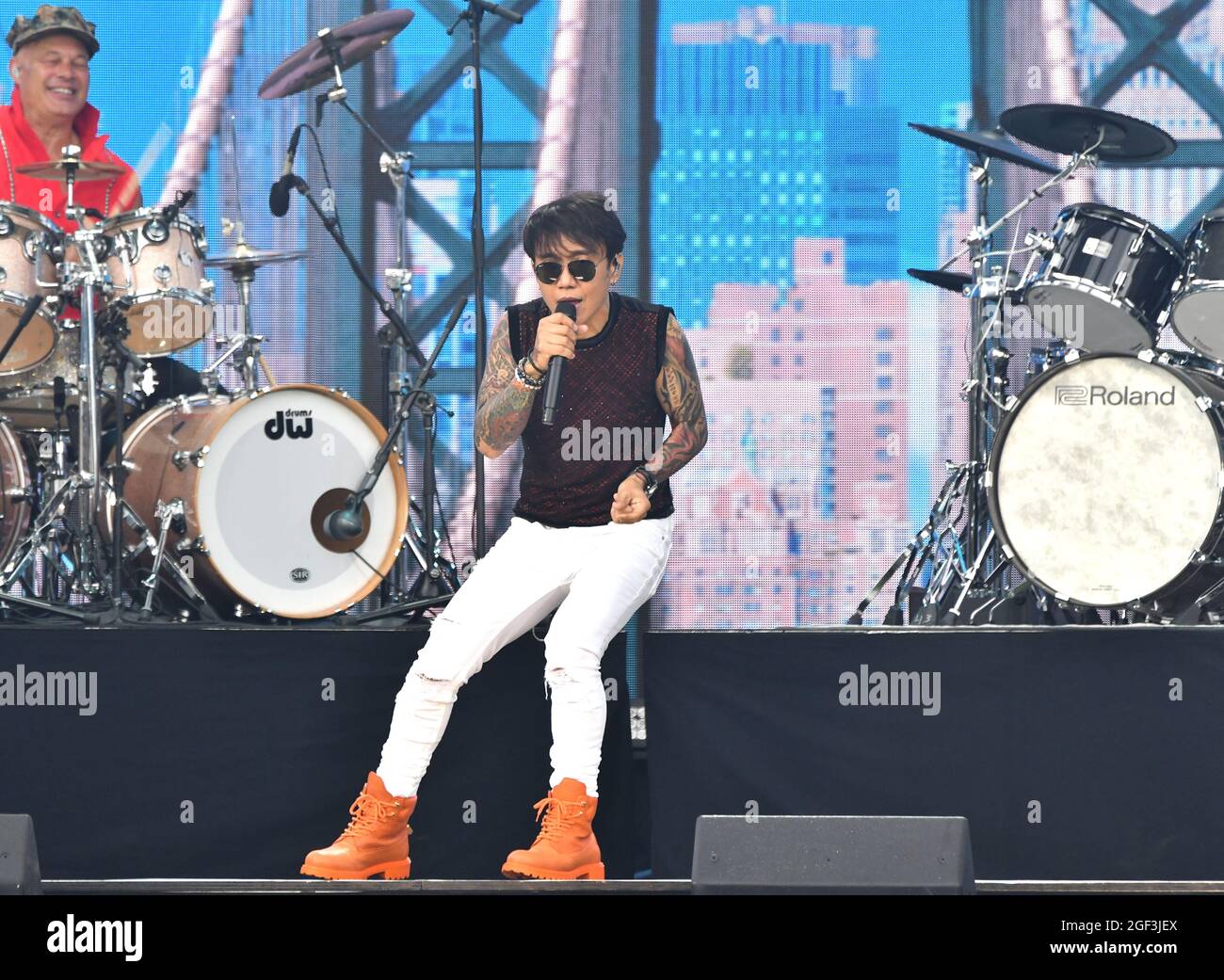 Sänger Arnel Pineda von Journey tritt während We Love NYC: The Homecoming Concert auf, das von NYC, Clive Davis und Live Nation am 21. August 2021 in New York City produziert wurde. (Foto von John Atashian) Stockfoto