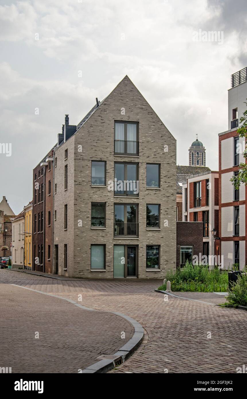Zwolle, Niederlande, 20. August 2021: Straße in der Kraanbolwerk-Ära in der Altstadt mit kürzlich erbauten Häusern, die von traditionellen Stilen inspiriert sind Stockfoto