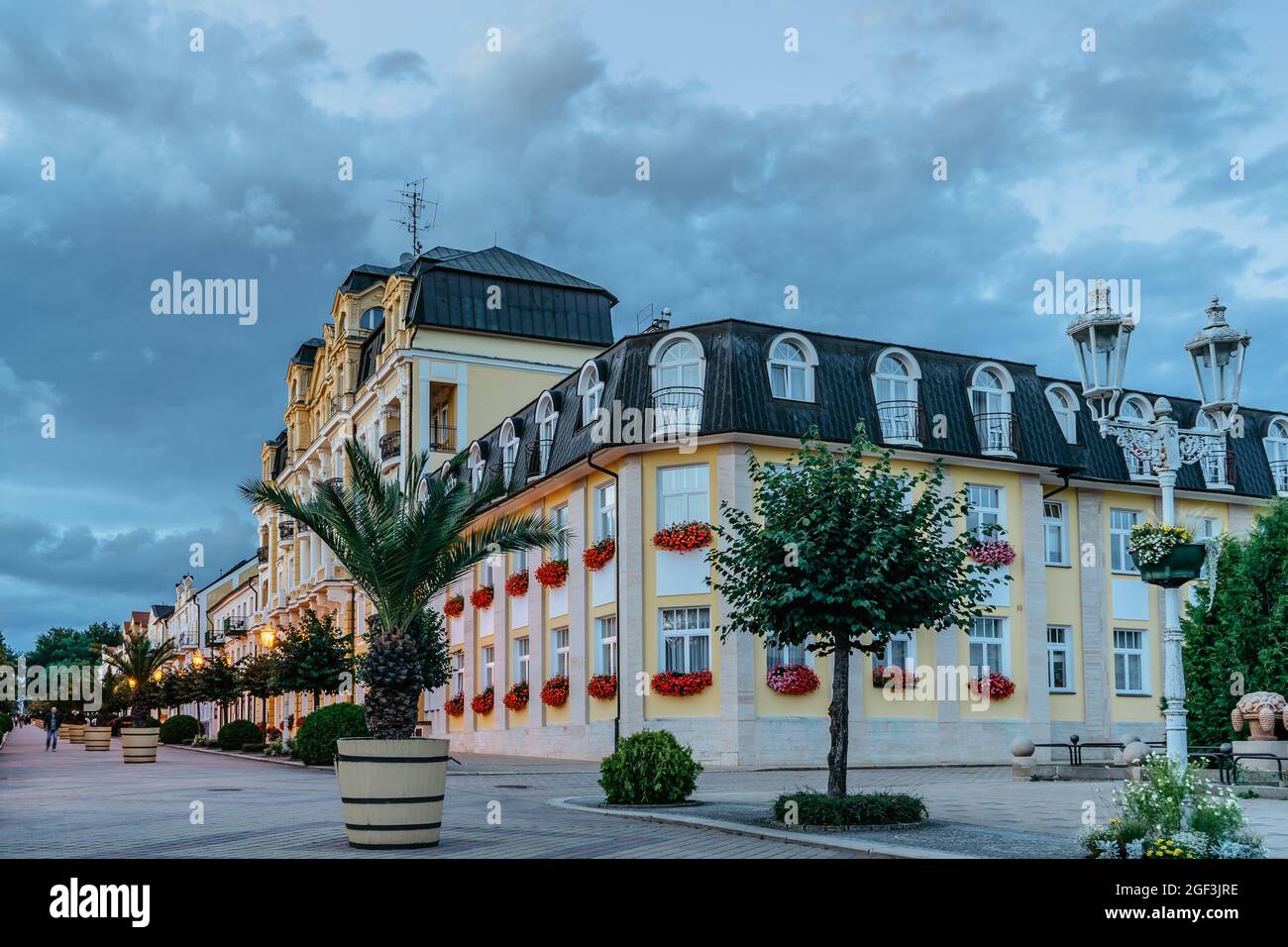 Frantiskovy Lazne-Tschechische Republik - 20. August 2021.schöne Kurstadt in Westböhmen, Thermalgebäude mit typischer gelber Fassade, neoklassizistische Kolonnad Stockfoto