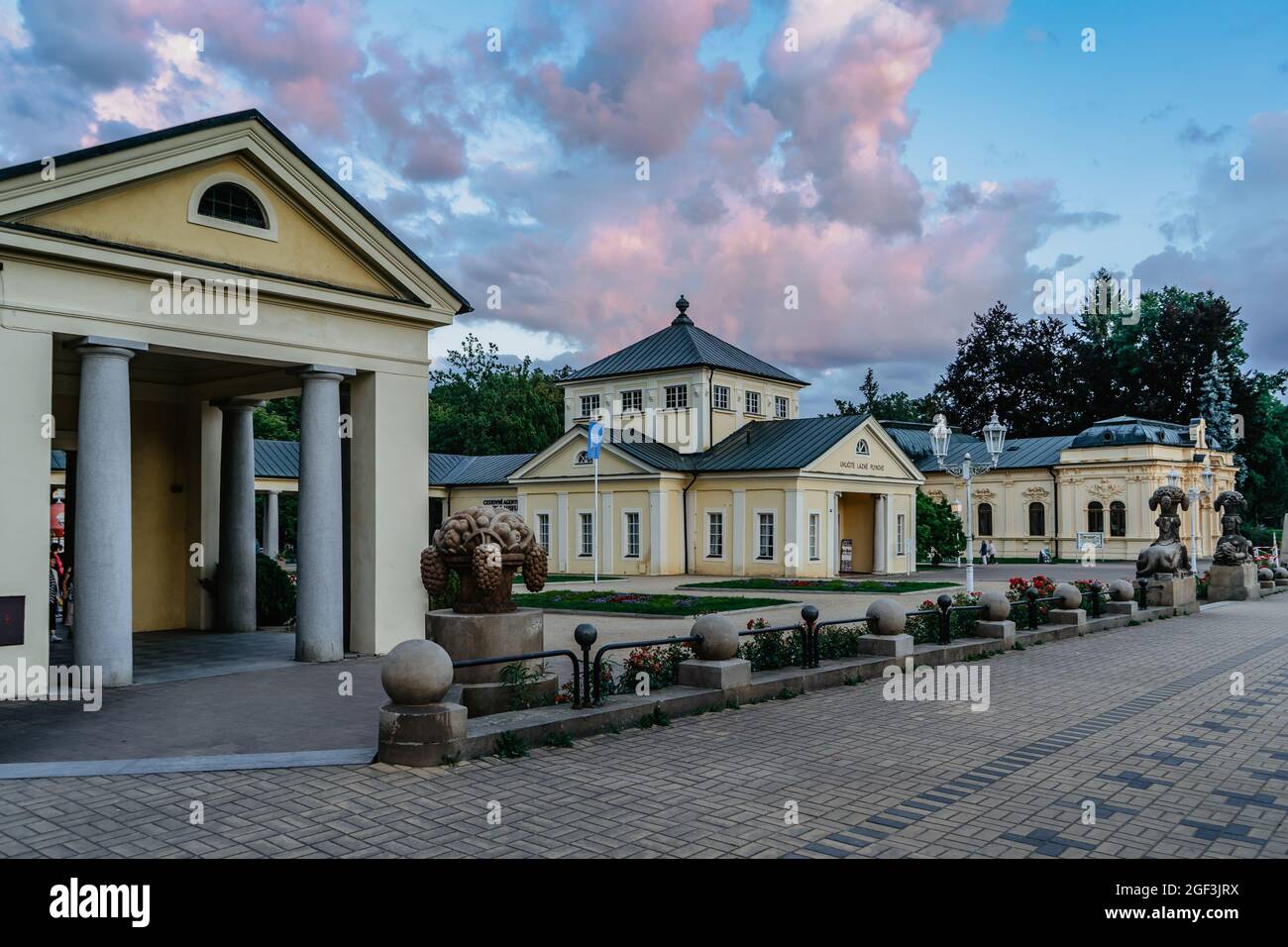 Frantiskovy Lazne, Tschechische Republik - 20. August 2021. Schöne Kurstadt in Westböhmen mit Empire-Stil Spa-Hotels und Frühjahr Pavillons.therapeutische spri Stockfoto