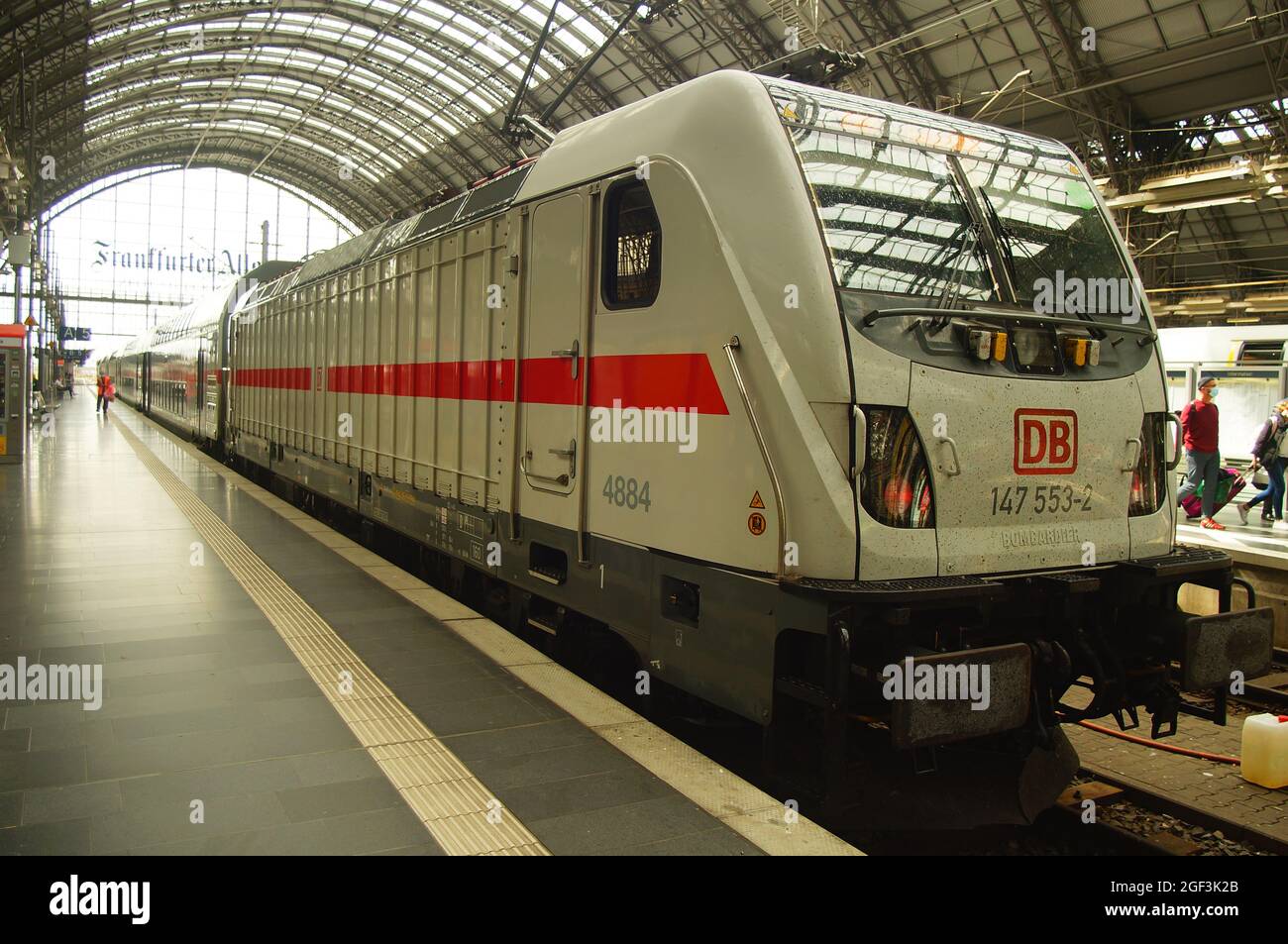 FRANKFURT, DEUTSCHLAND - 20. Aug 2021: Eine Intercity hat den Frankfurter Hauptbahnhof erreicht. Ein IC2 mit Doppelstockwagen, der von einem Bombardier TRAXX gezogen wird Stockfoto