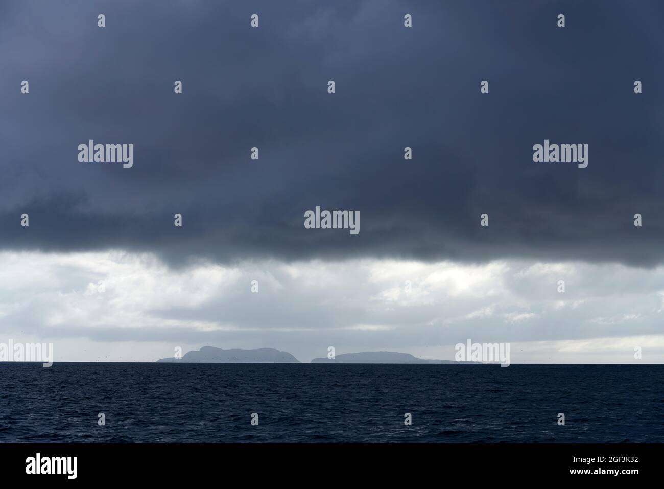 Die Shiant Isles, von einem Boot aus gesehen, auf einem Tagesausflug, um sie zu besuchen. Stockfoto