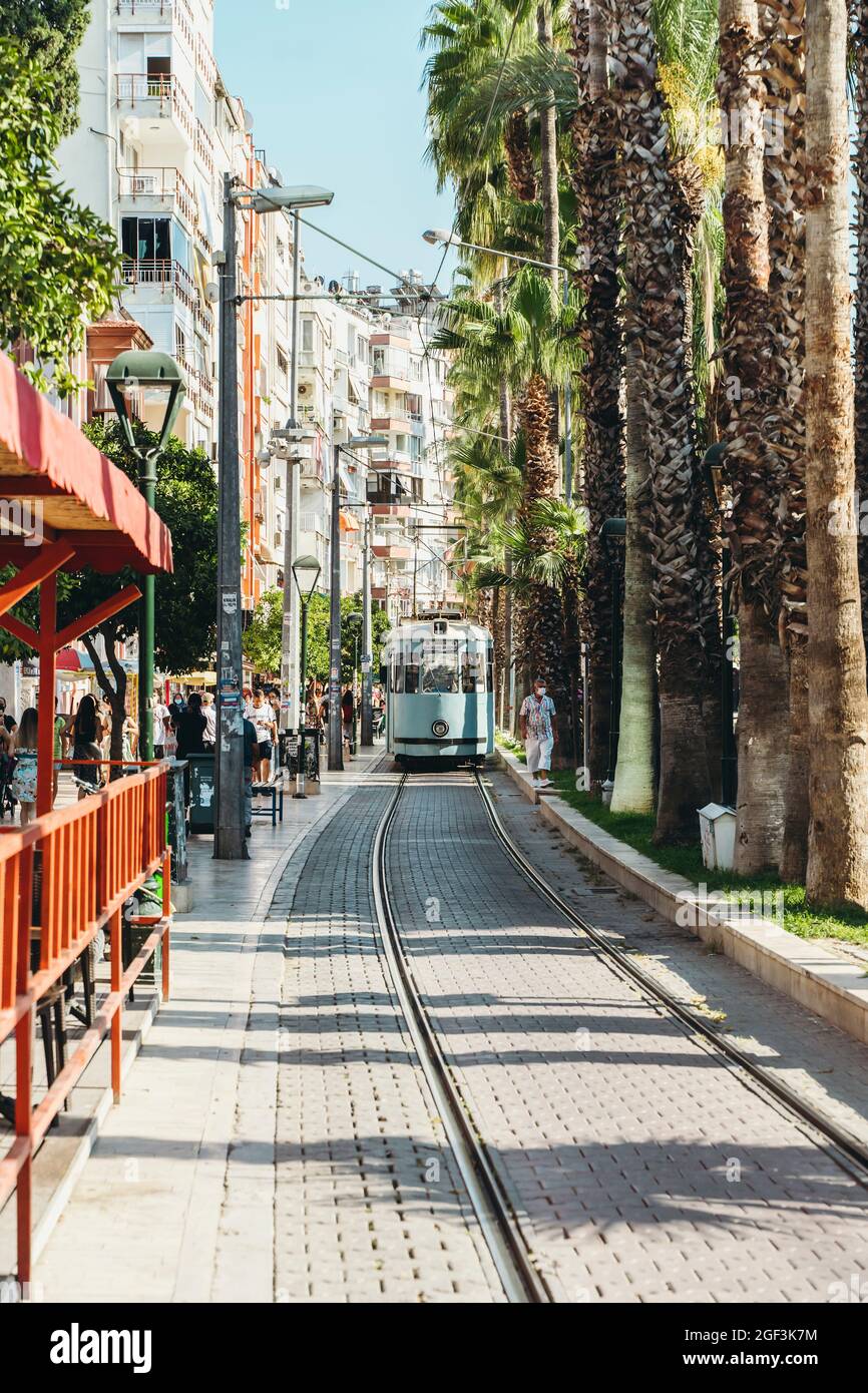 Antalya, Türkei - 12. August 2021: Straßen der türkischen Stadt Antalya im Sommer. Touristenstadt und Resort Zentrum mit Sehenswürdigkeiten. Hochwertige Fotos Stockfoto