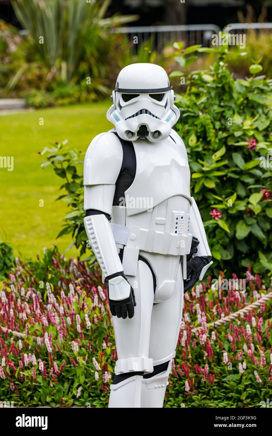 Mann im Star Wars Stormtrooper Kostüm Unser Outfit, Edinburgh Festival,  Schottland, UK Stockfotografie - Alamy