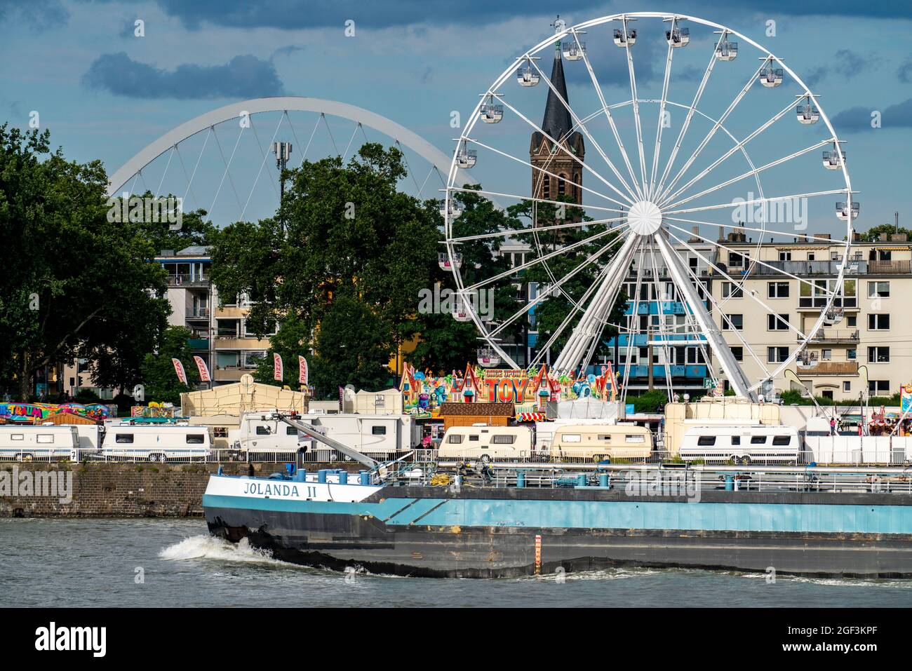 Kirmes Happy Colonia, Corona-konformer Jahrmarkt in der Deutzer Werft, am Rhein, Riesenrad, Bogen der Lanxess Arena, ein temporärer Vergnügungspa Stockfoto
