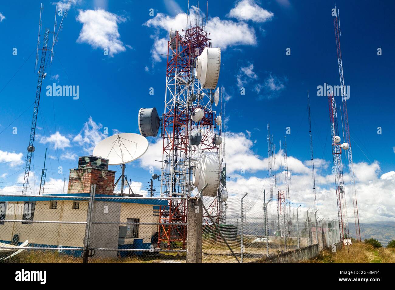 Telekommunikationstürme an einem Aussichtspunkt Cruz Loma in Quito, Ecuador Stockfoto