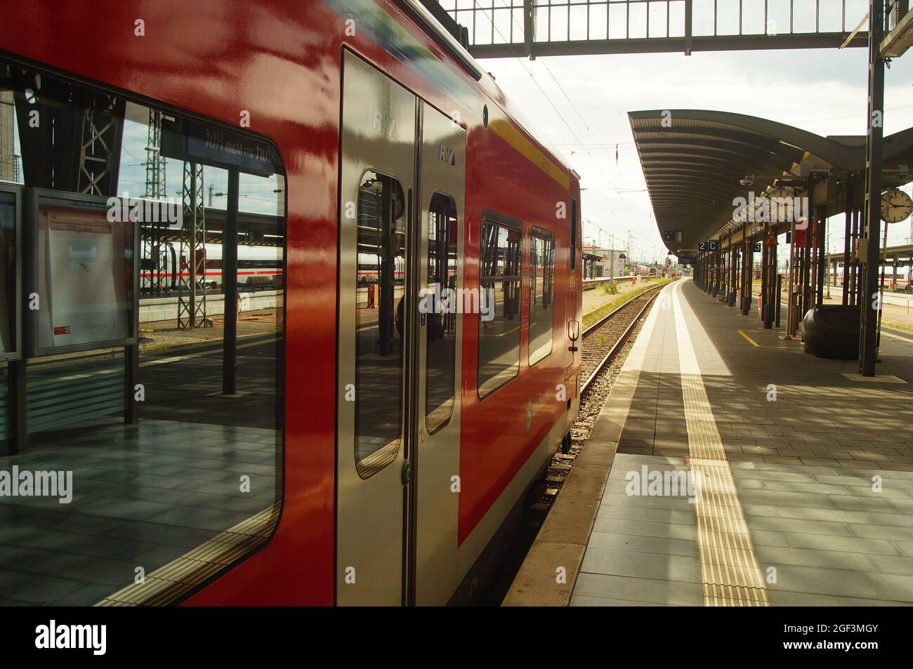 FRANKFURT, DEUTSCHLAND - 20. Aug 2021: Eine S-Bahn am Frankfurter Hauptbahnhof am Bahnsteig ist abfahrbereit. Sonnige Hintergrundbeleuchtung mit Reflexionen. Stockfoto