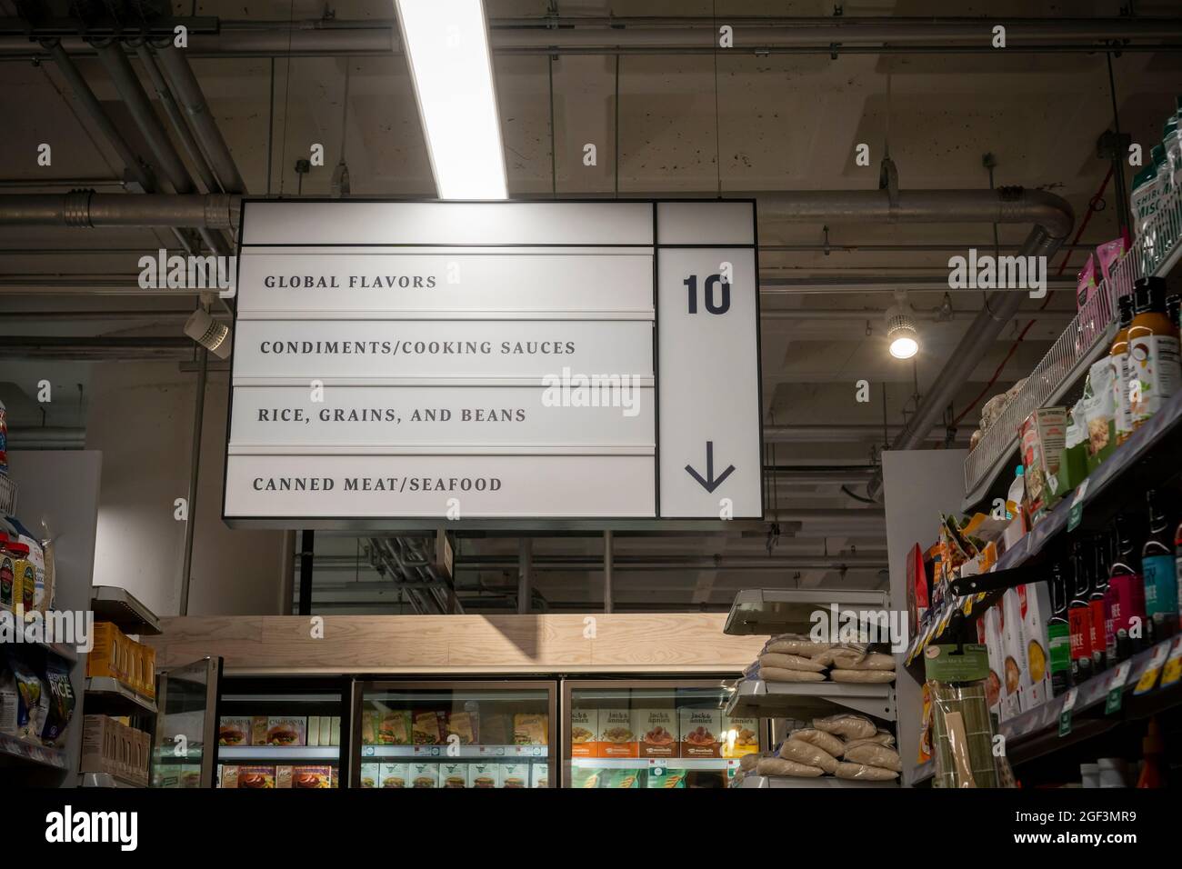 Ein Schild in einem Supermarkt in New York weist die Käufer zu den richtigen Gängen, die am Freitag, dem 13. August 2021, zu sehen waren. Was früher der „ethnische“ Gang war, wird jetzt als „globale Aromen“ bezeichnet. (© Richard B. Levine) Stockfoto