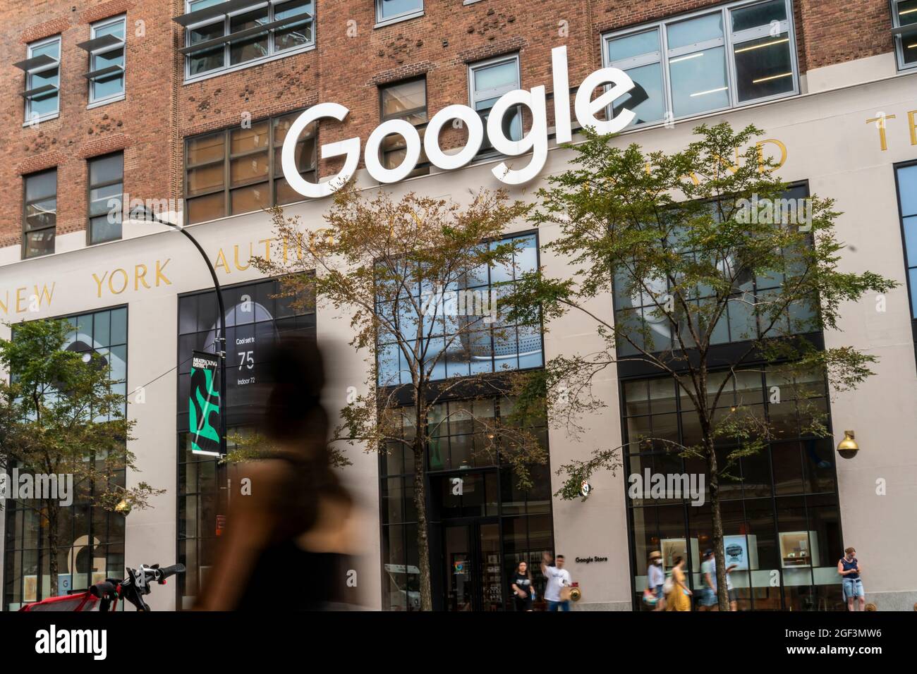 Das Google-Logo auf ihrem Gebäude in der 8. Avenue 111 in New York am Dienstag, den 10. August 2021. (© Richard B. Levine) Stockfoto