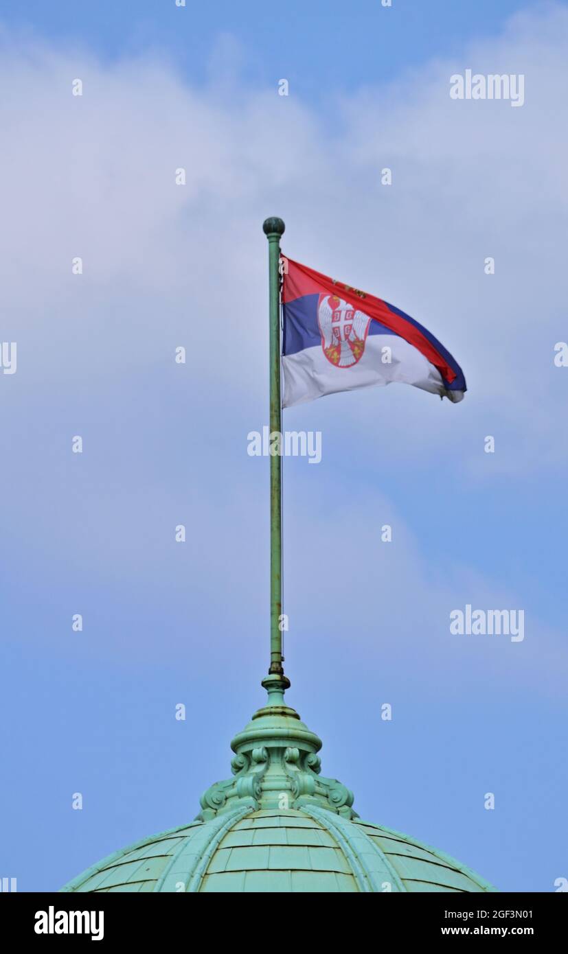 Nationale Trikolore der Republik Serbien auf dem Dach des parlamentsgebäudes Stockfoto