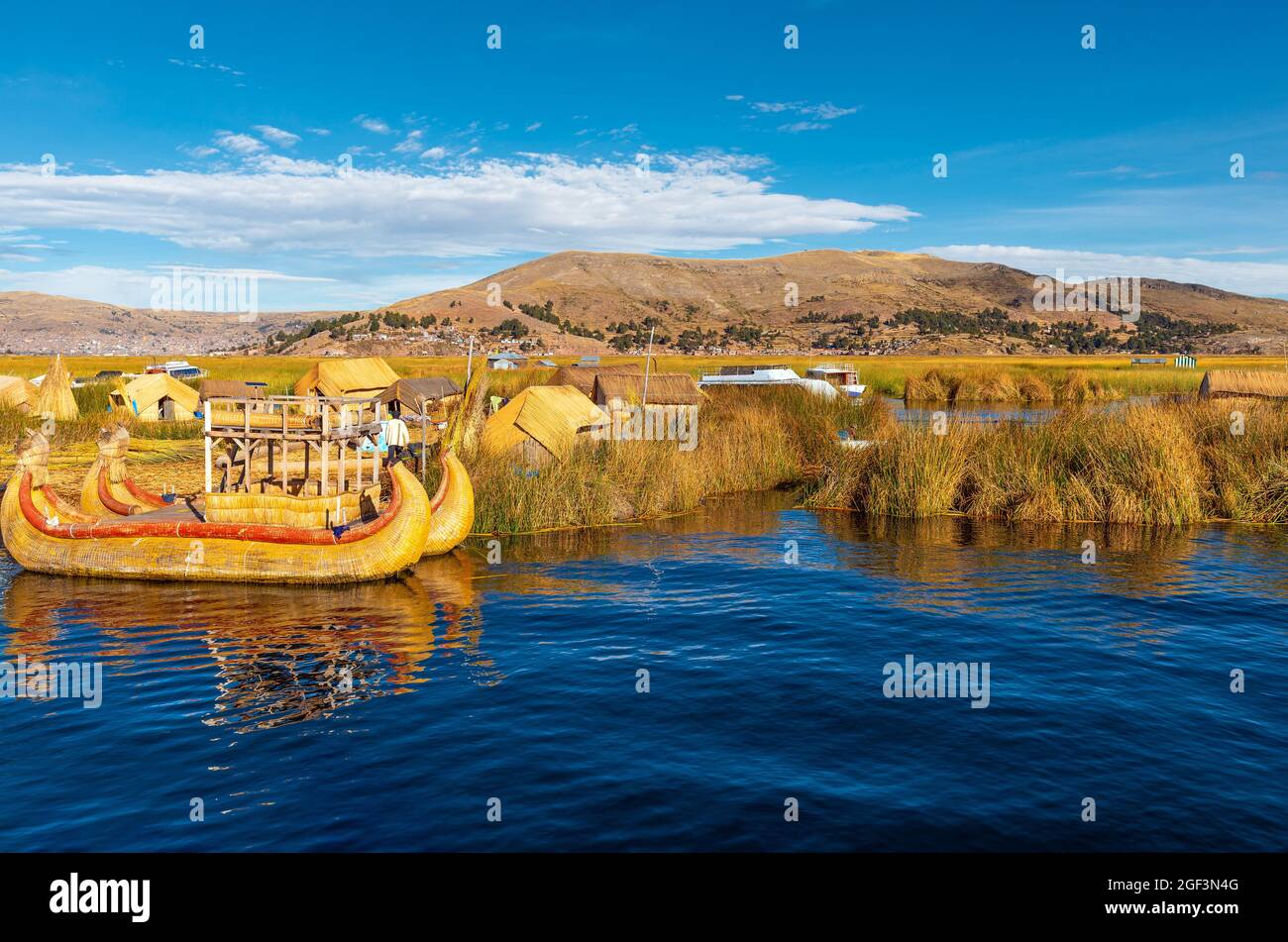 Schwimmende Uros-Inseln mit Totora-Schilfboot, Titicacasee, Peru. Stockfoto