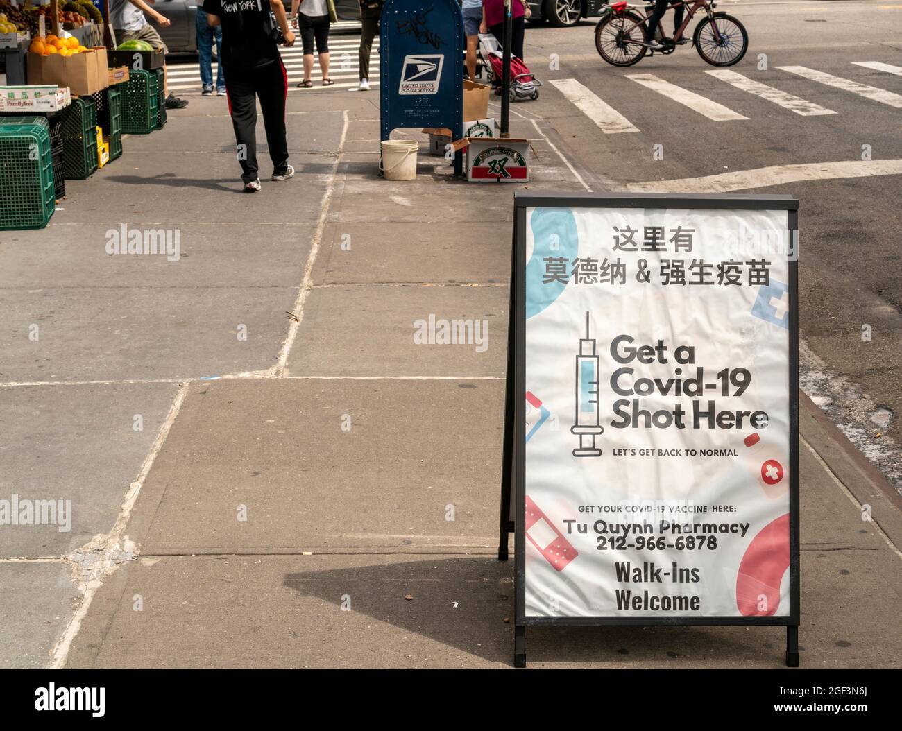 Die Apotheke in Chinatown in New York wirbt für die Verfügbarkeit von COVID-19-Impfstoffen, die am Samstag, dem 14. August 2021, gesehen wurde. (© Richard B. Levine) Stockfoto