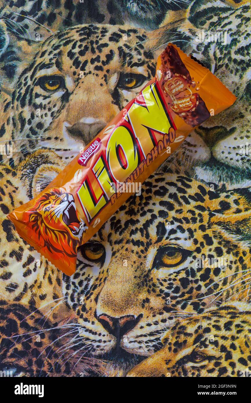 Nestle Lion Peanut Choco Schokoladenriegel auf Serviette-Serviette für große Katzen Stockfoto