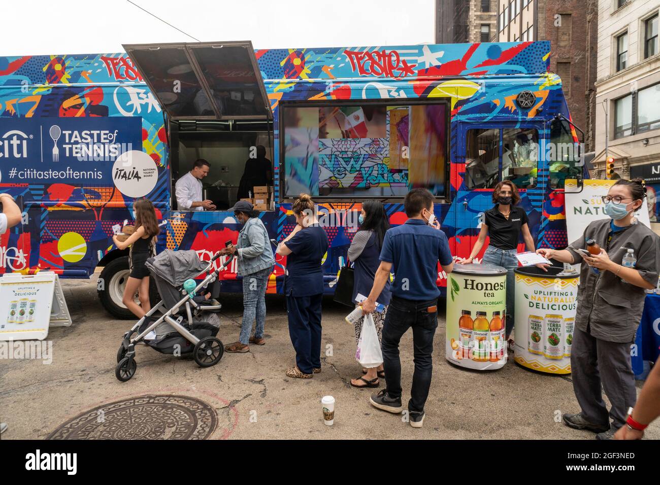 Tennisfans und Feinschmecker kommen am Mittwoch, den 18. August 2021, zum Union Square in New York, um sich einen Vorgeschmack auf Tennis zu geben, Beispiele aus der Speisekarte mit Speisen, die bei den US Open verkauft werden. Die US Tennis Association (USTA) fördert das Essen bei den Open, die einen Ruf dafür haben, bekanntermaßen überteuerte Speisen zu servieren. (© Richard B. Levine) Stockfoto