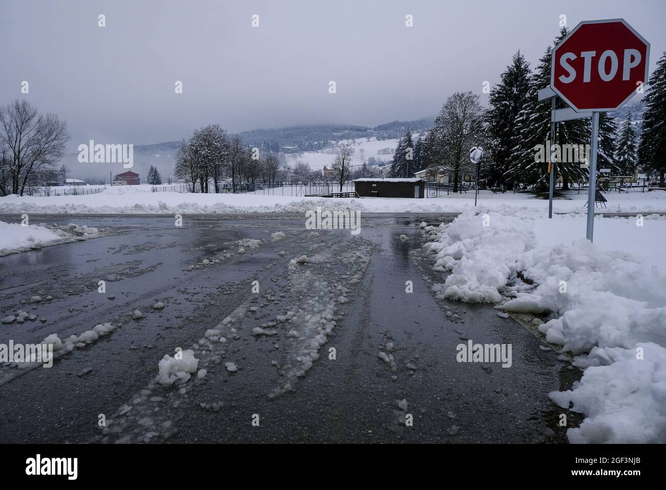 Stop Road Schild die Straße in den Winter verschneiten Bergen. Wetter. Schneesturm. Transport. Winterlandschaft Stockfoto