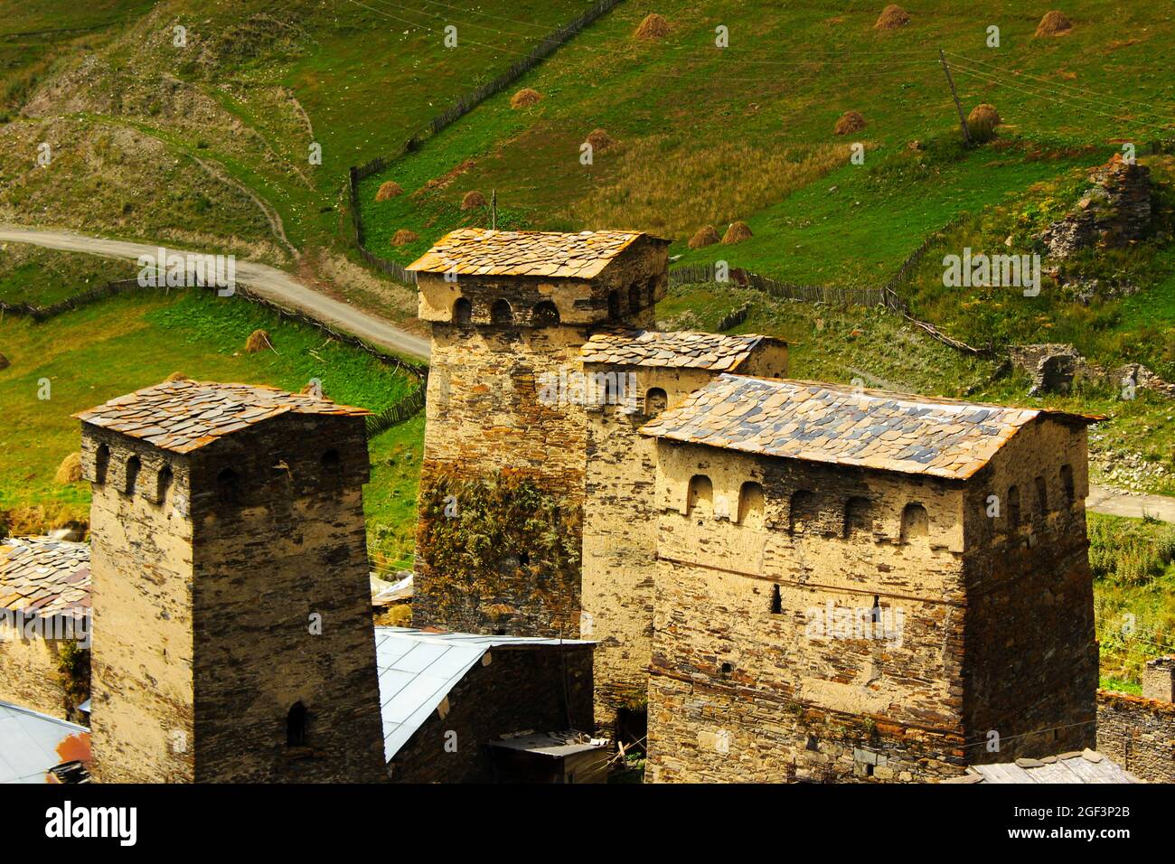 Aufnahme aus der Vogelperspektive des historischen georgischen Bergdorfes Svaneti Stockfoto