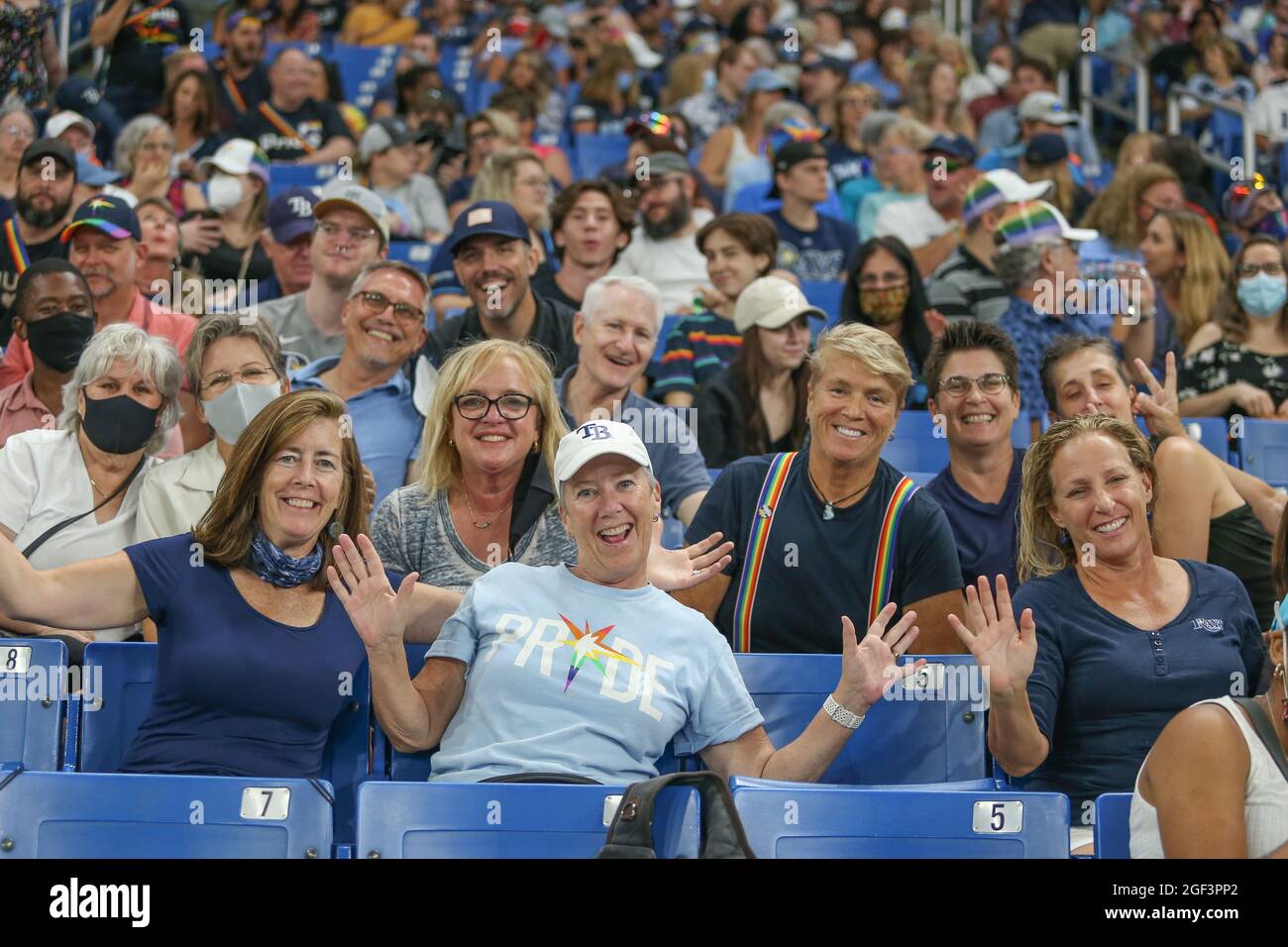 St. Petersburg, Florida. USA; Tampa Bay Rays-Fans feiern die Pride Night im Ballpark während eines Baseballspiels der Major League gegen den Chicago White S Stockfoto