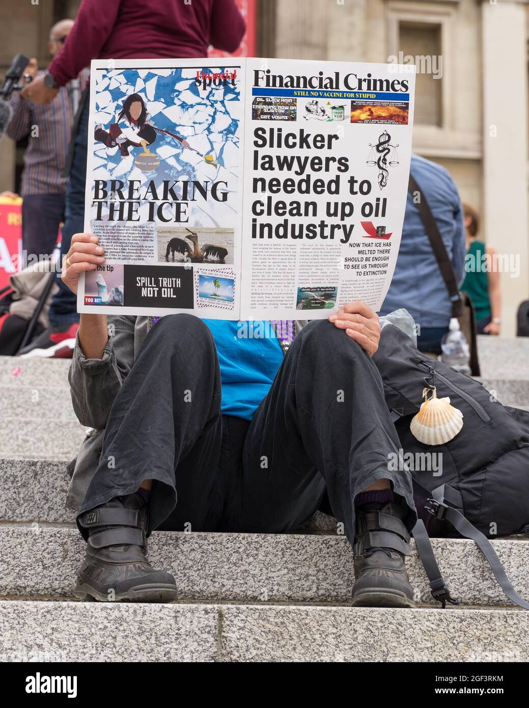 Extinction Rebellion Protest gegen den Klimawandel. Menschen halten auf dem Trafalgar Square falsche Zeitungen über die globale Erwärmung vor. London Stockfoto