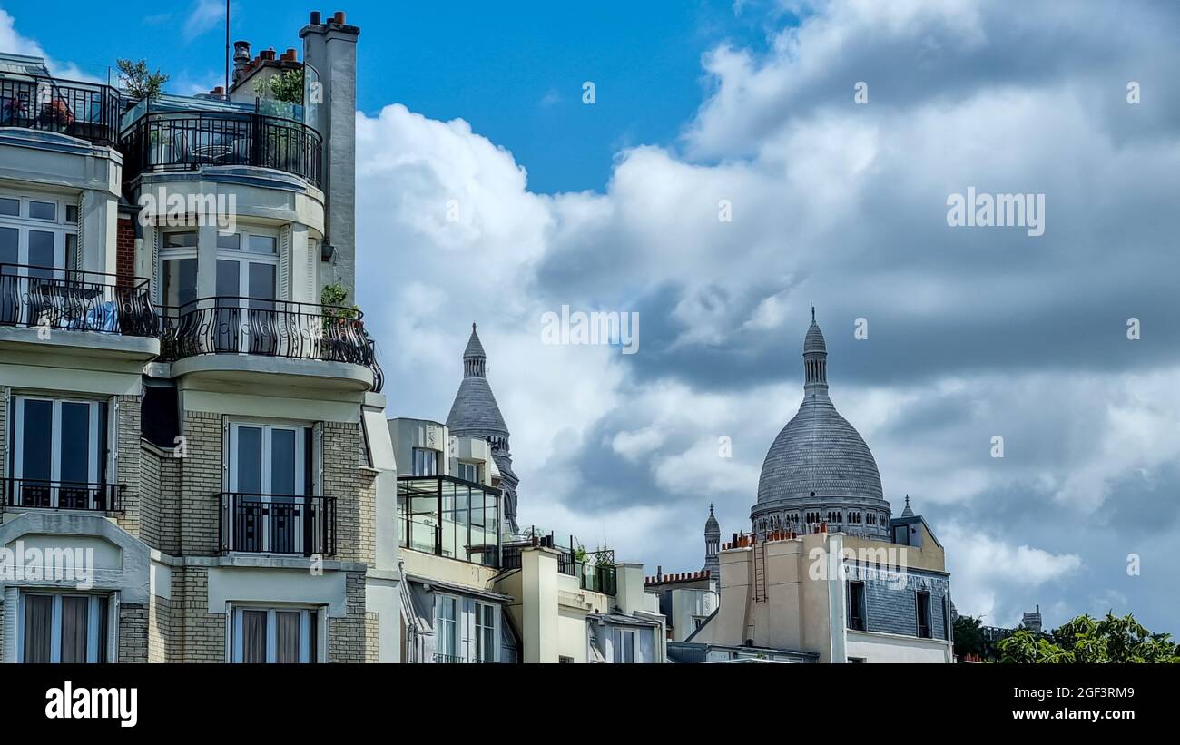 Sonniger Tag, spektakulärer Blick auf die Kirche in Paris, blauer Himmel, Wolken. Stockfoto