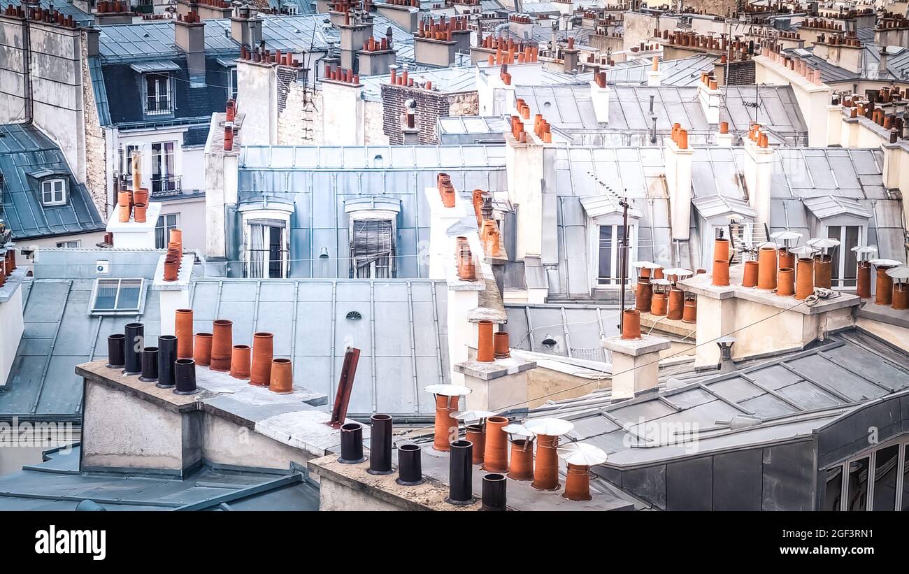 Typischer Blick auf Kamine und Dächer von Paris von oben. Stockfoto