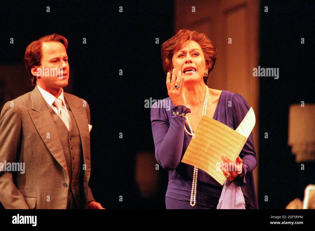 Richard Croft (Flamand), Kiri Te Kanawa (die Gräfin) in CAPRICCI an der Glyndebourne Festival Opera, East Sussex, England 18/07/1998 Musik: Richard Strauss Libretto: Clemens Krauss & Richard Strauss Dirigent: Andrew Davies Bühnenbild: Dennis Lennon Kostüme: Martin Battersby Beleuchtung: Robert Bryan Choreograph: Jenny Weston Regie: John Cox Stockfoto