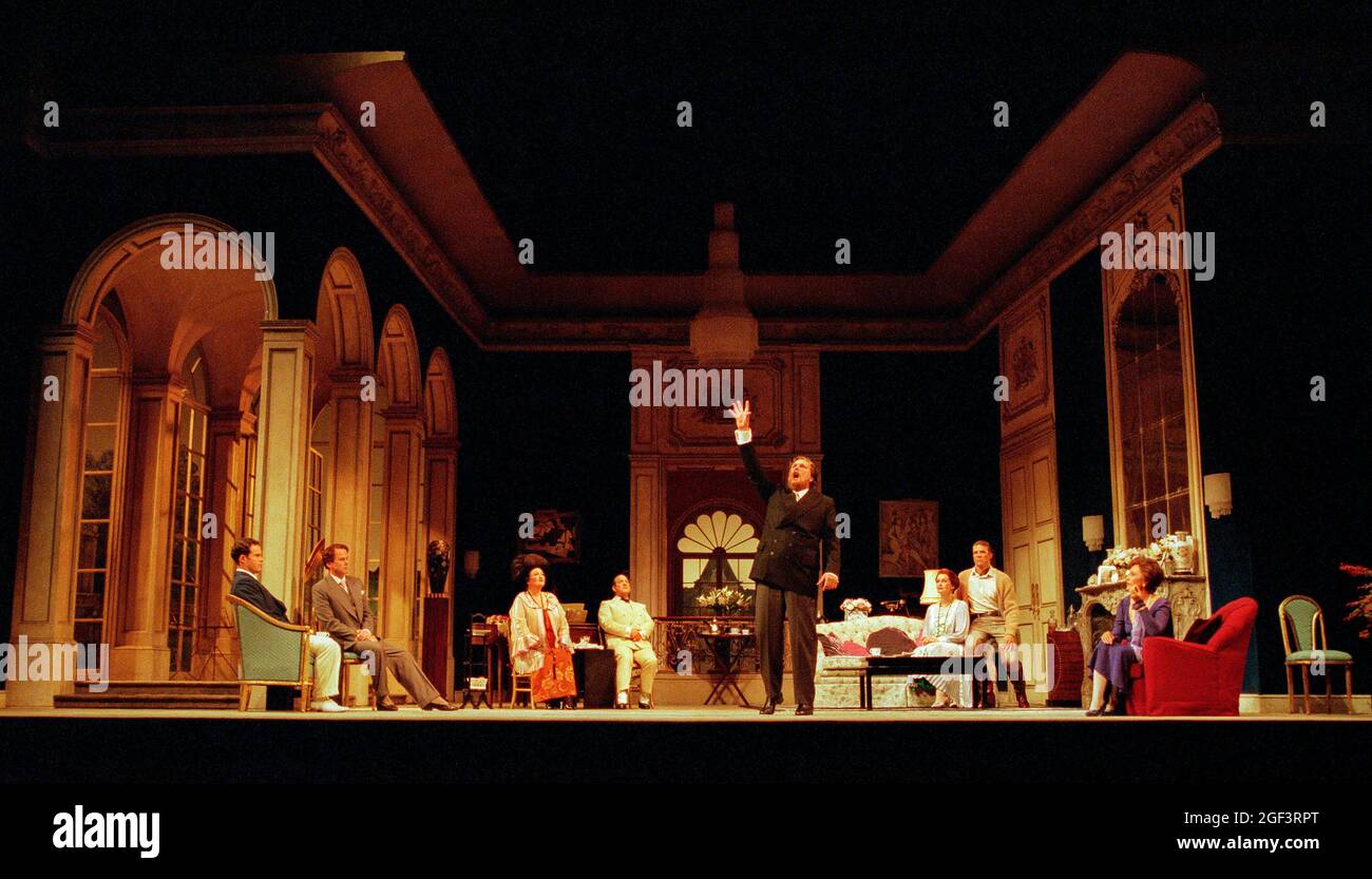 l-r: Gerald Finley (Olivier), Richard Croft (Flamand), Jennifer Rhys-Davies (eine italienische Sopranistin), Bonaventura Bottone (ein italienischer Tenor), Victor von Halem (La Roche), Kathryn Harries (Clairon), Rodney Gilfrey (der Graf), Kiri Te Kanawa (die Gräfin) in CAPRICCI bei Glyndebourne Festival Opera 18, Sussex, England/07/1998: Clemens Krauss & Richard Strauss Dirigent: Andrew Davies Bühnenbild: Dennis Lennon Kostüme: Martin Battersby Beleuchtung: Robert Bryan Choreograph: Jenny Weston Regie: John Cox Stockfoto