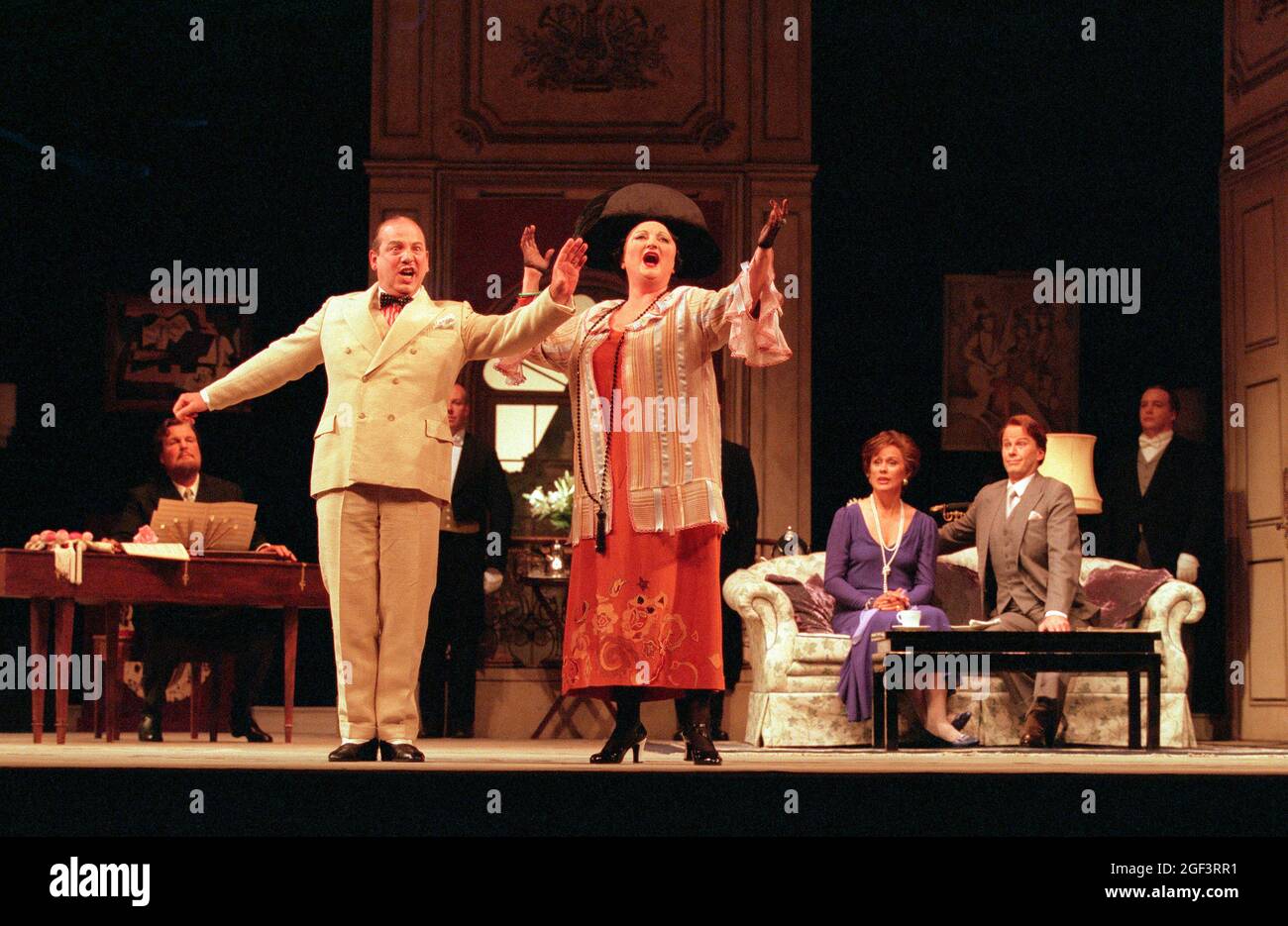 l-r: Victor von Halem (La Roche), Bonaventura Bottone (ein italienischer Tenor), Jennifer Rhys-Davies (eine italienische Sopranistin), Kiri Te Kanawa (die Gräfin), Richard Croft (Flamand) in CAPRICCIO an der Glyndebourne Festival Opera, East Sussex, England 18/07/1998 Musik: Richard Strauss Libretto: Clemens Krauss & Richard Strauss Dirigent: Andrew Davies Dennis Lennon Kostüme: Martin Battersby Beleuchtung: Robert Bryan Choreograph: Jenny Weston Regie: John Cox Stockfoto