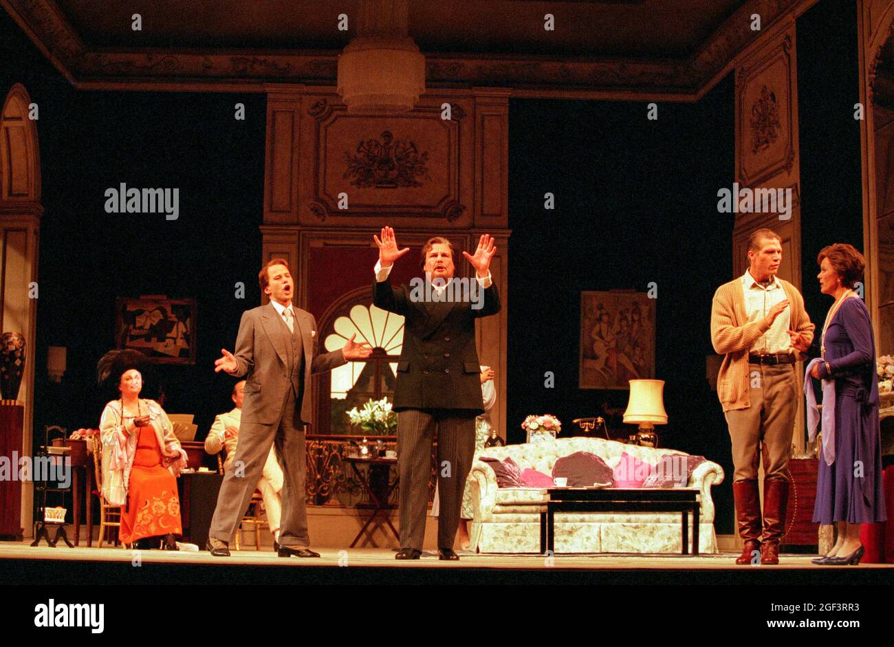 l-r: Jennifer Rhys-Davies (eine italienische Sopranistin), Richard Croft (Flamand), Victor von Halem (La Roche), Rodney Gilfrey (der Graf), Kiri Te Kanawa (die Gräfin) in CAPRICCI an der Glyndebourne Festival Opera, East Sussex, England 18/07/1998 Musik: Richard Strauss Libretto: Clemens Krauss & Richard Strauss Dirigent: Andrew Davies Bühnenbild: Dennis Lennon Kostüme: Martin Battersby Beleuchtung: Robert Bryan Choreografin: Jenny Weston Regie: John Cox Stockfoto