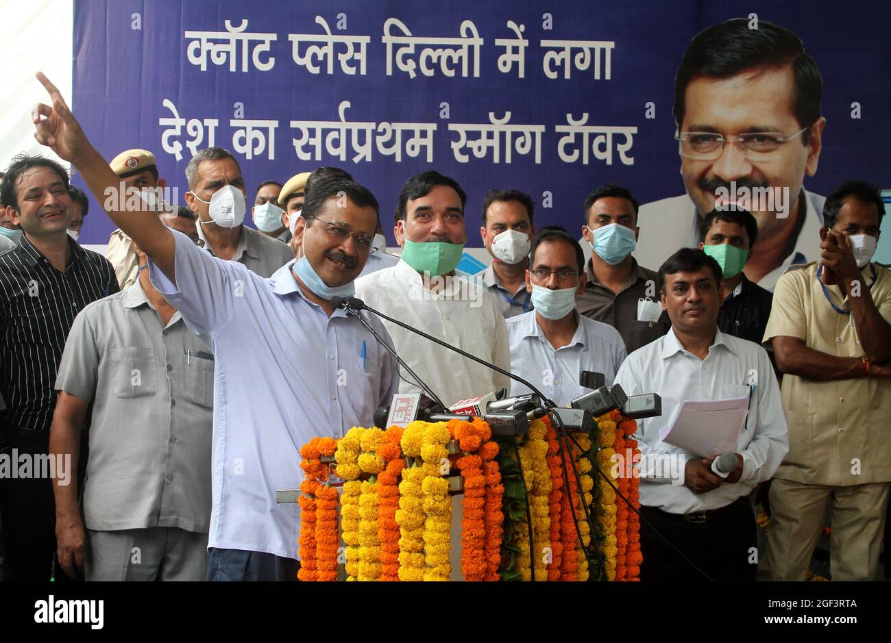 Neu-Delhi, Indien. August 2021. Der Premierminister von Delhi, Arvind Kejriwla, spricht nach der Einweihung des ersten indischen Smog-Turms am Baba Kharak Singh Marg, Connaught Place. Die amerikanische Technologie, die den 25 Meter hohen Turm mit Kosten von 20 Kroren-Smog nutzt, wird 1,000 Kubikmeter Frischluft pro Sekunde in einem Radius von rund 1,000 Metern reinigen. Der Turm ist als Luftreiniger entworfen, um die Partikel der Luftverschmutzung zu reduzieren. Kredit: SOPA Images Limited/Alamy Live Nachrichten Stockfoto