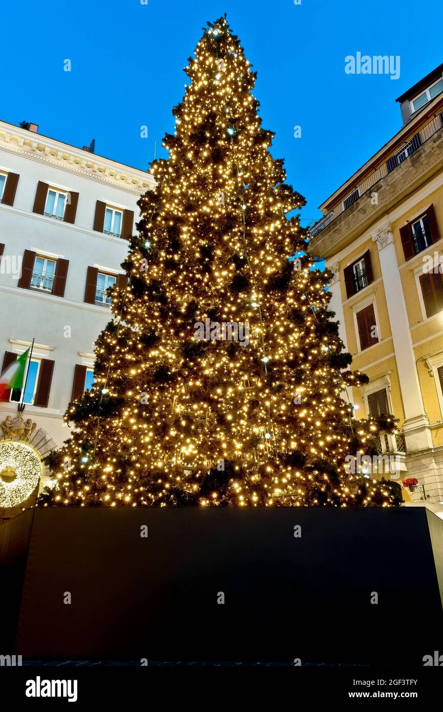 Rom Weihnachten führte Lichter Baumdekorationen. Italien, Europa. Weihnachtszeit. Low-Angle-Ansicht, Nahaufnahme. Luxuseinkäufe. Stockfoto