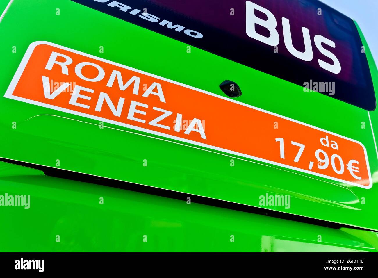 Preisgünstiger Bustransport. Werbung auf dem hinteren Reisebus, die für einen günstigen Tarif von Rom nach Venedig wirbt. Intercity-Busverbindung in Europa. Stockfoto