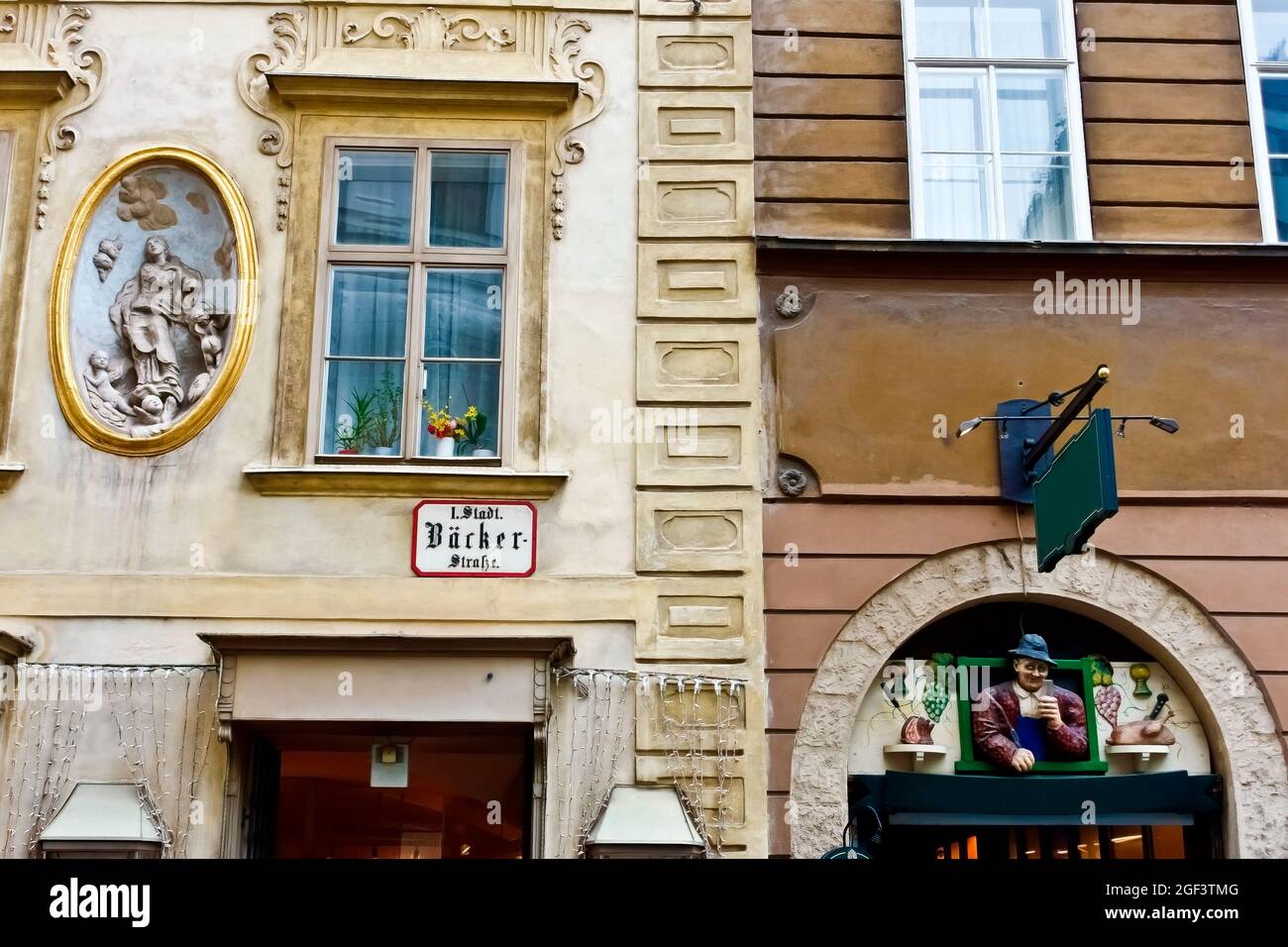 Traditionelles Wiener Restaurant. Das berühmteste Schnitzelrestaurant in Wien, Österreich. Wandkeramische Werbeschild über dem Eingang. Stockfoto