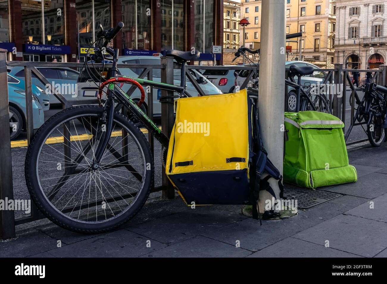 Essen Lieferung Fahrrad-Service. Rucksacktaschen, Lieferfahrräder, die vor dem Bahnhof Termini, Rom, Italien, Europa, EU geparkt sind Stockfoto