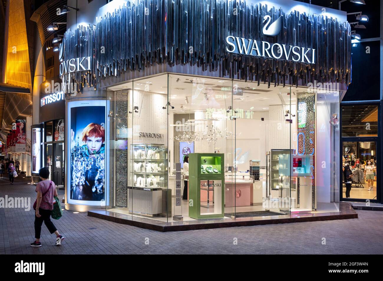 Eine Frau geht am österreichischen Schmuckhersteller und Luxusmarke  Swarovski-Laden in Hongkong vorbei Stockfotografie - Alamy