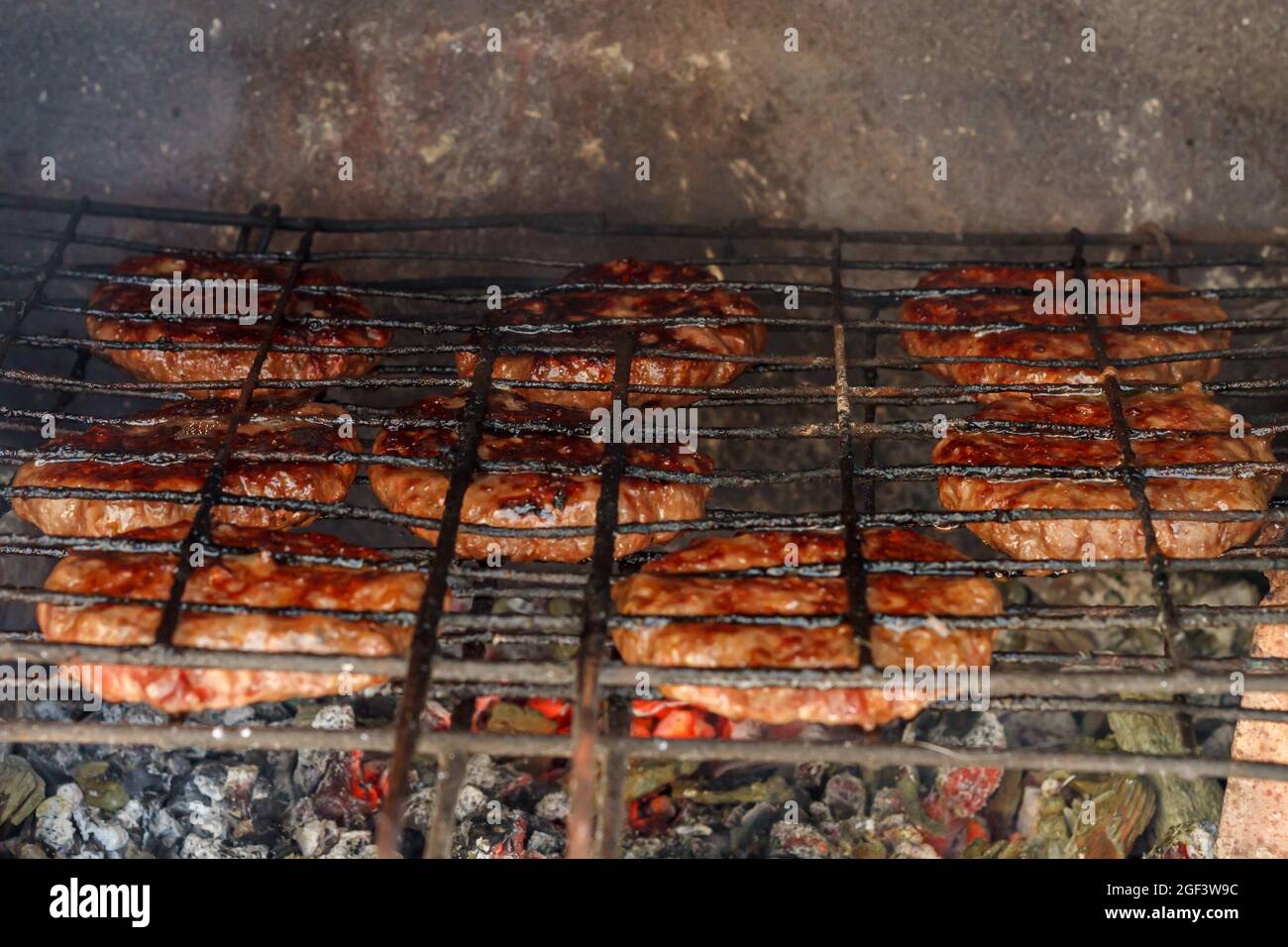 BBQ Burger gegrillt auf einem offenen Feuer Stockfoto