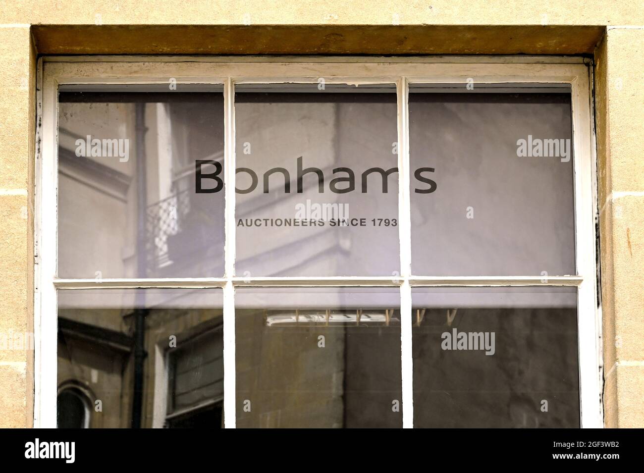 Bath, England - Sign in the window of the Bonham's Auction House in the City Centre Stockfoto