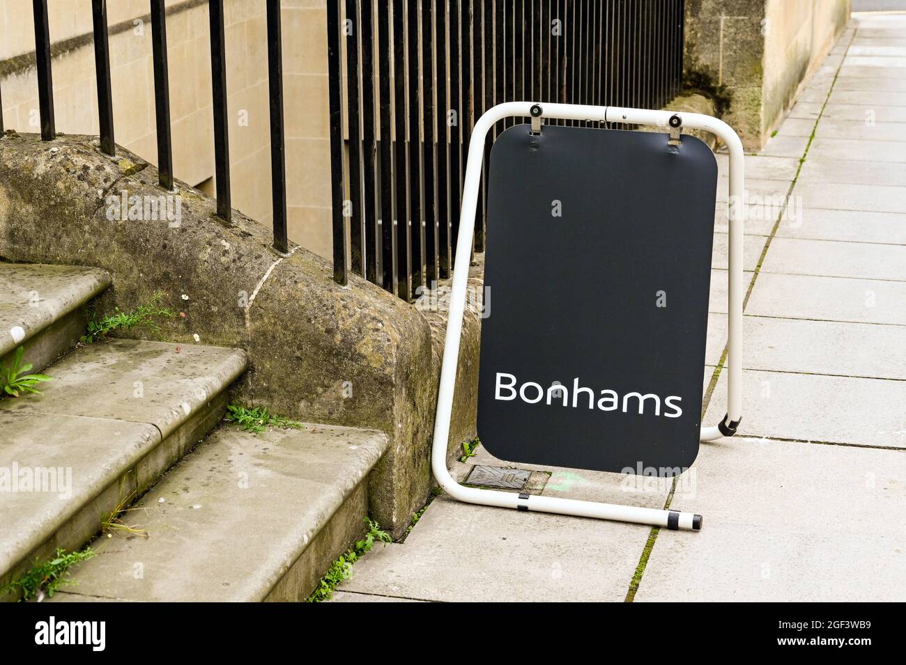 Bath, England - Zeichen auf dem Bürgersteig vor Bonhams Auktionshaus im Stadtzentrum Stockfoto