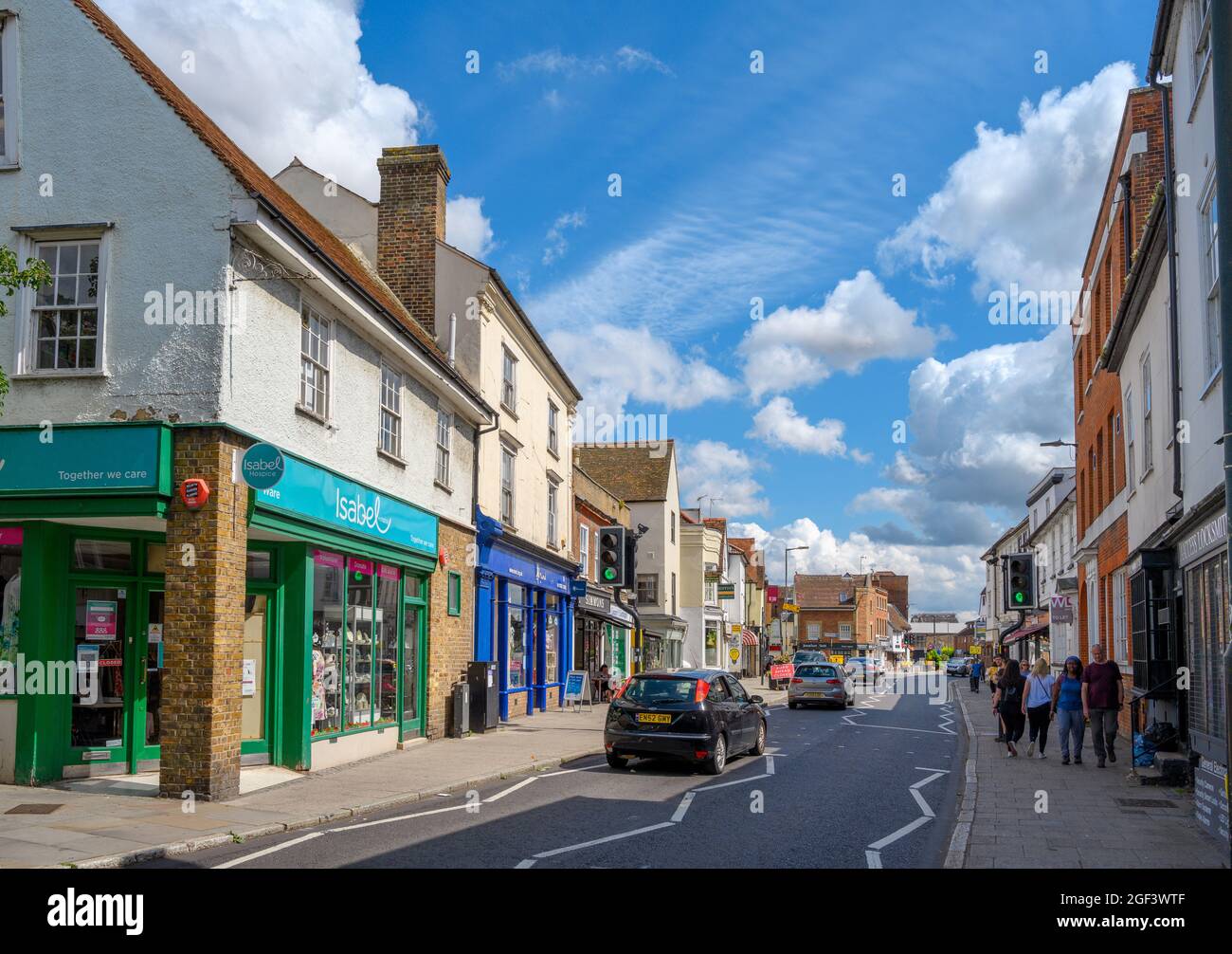 Geschäfte an der High Street in Ware, Hertfordshire, England, Großbritannien Stockfoto